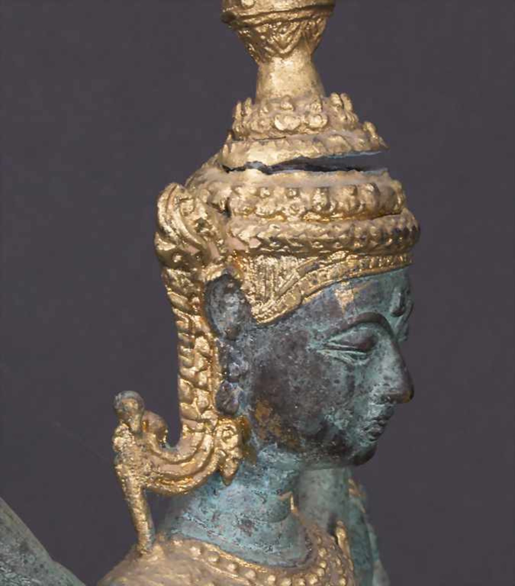 Bronzefigur 'Tempelwächter auf heiliger Kuh' / 'A temple guard on a holy cow', Thailand, 20. Jh. - Image 6 of 6