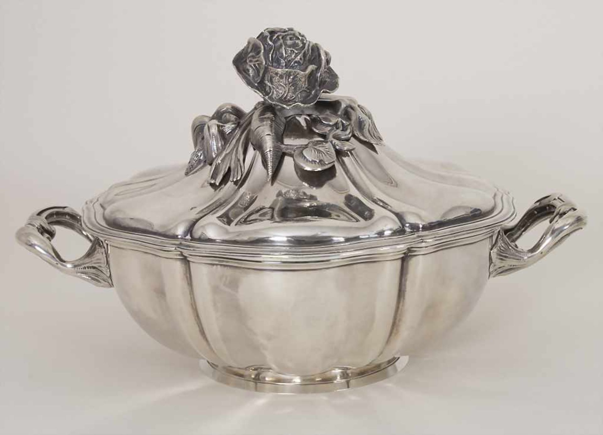 Legumier / Wöchnerinnenschüssel / A silver vegetable tureen cover, DEBAIN, Paris, um 1900<b - Bild 6 aus 11