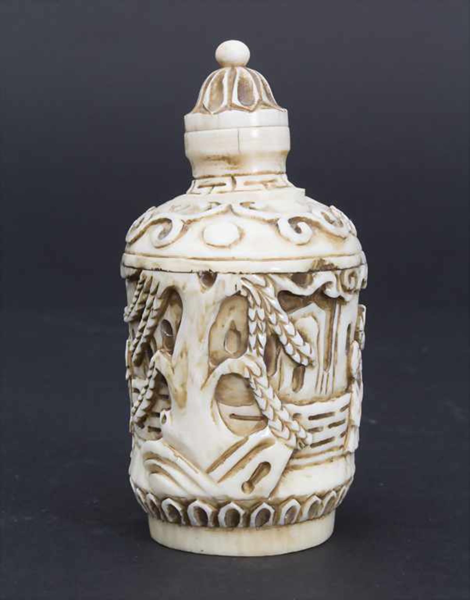 Snuffbottle mit Figurenreliefs / A snuff bottle with figures, China, um 1900 - Image 2 of 8