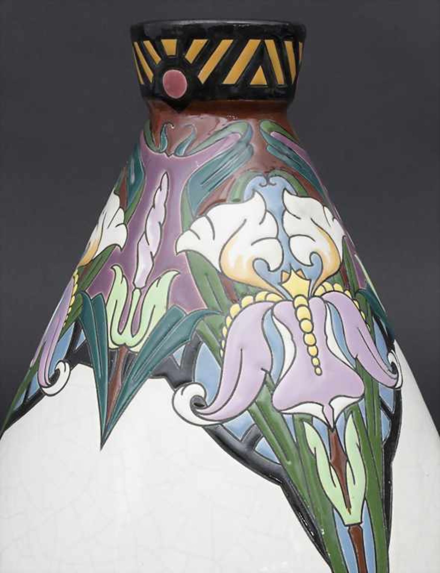 Jugendstil Vase mit Schwertlilien / An Art Nouveau vase with irises, Montières, Amiens, um - Bild 5 aus 5