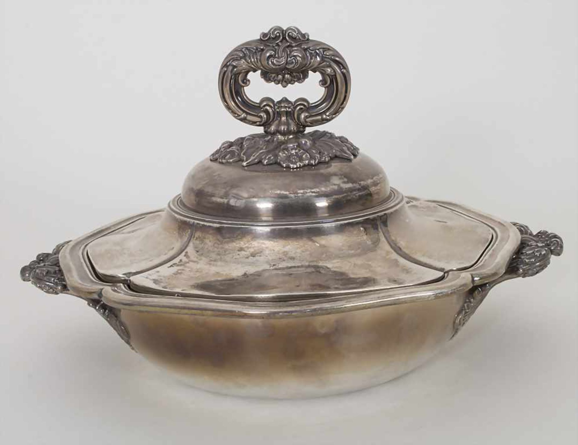 Legumier / Wöchnerinnenschüssel / A silver vegetable tureen cover, Odiot, Paris, nach 1839<b - Bild 5 aus 12