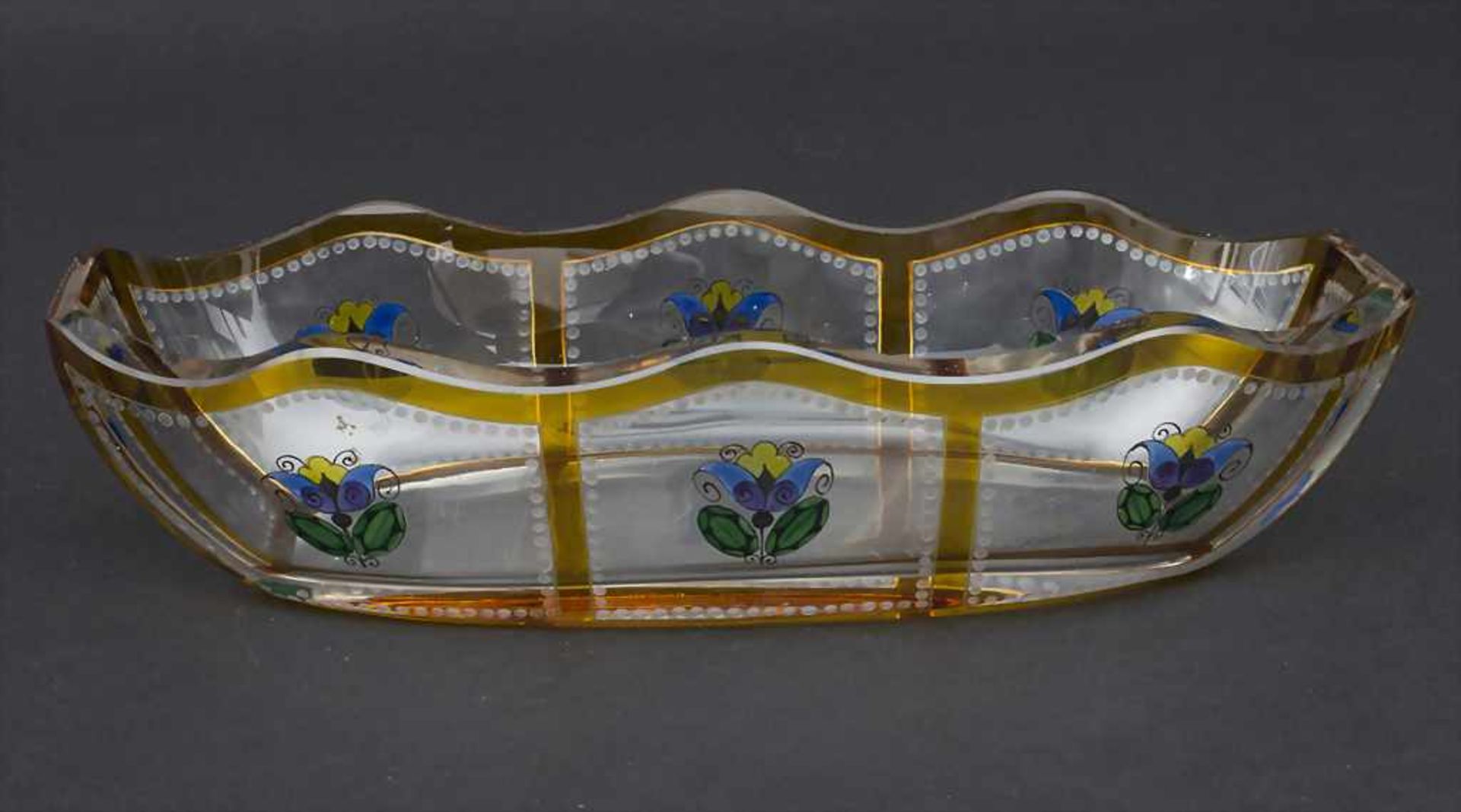 Jugendstil Schale mit Transparentemaildekor / An Art Nouveau bowl with transparent enamel decor,