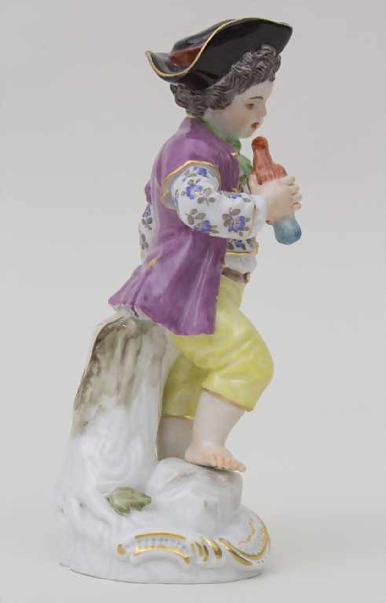 Gärtnerfigur 'Knabe mit Eierkorb' / A gardener child 'Boy with egg basket', Meissen, 2002< - Image 4 of 6