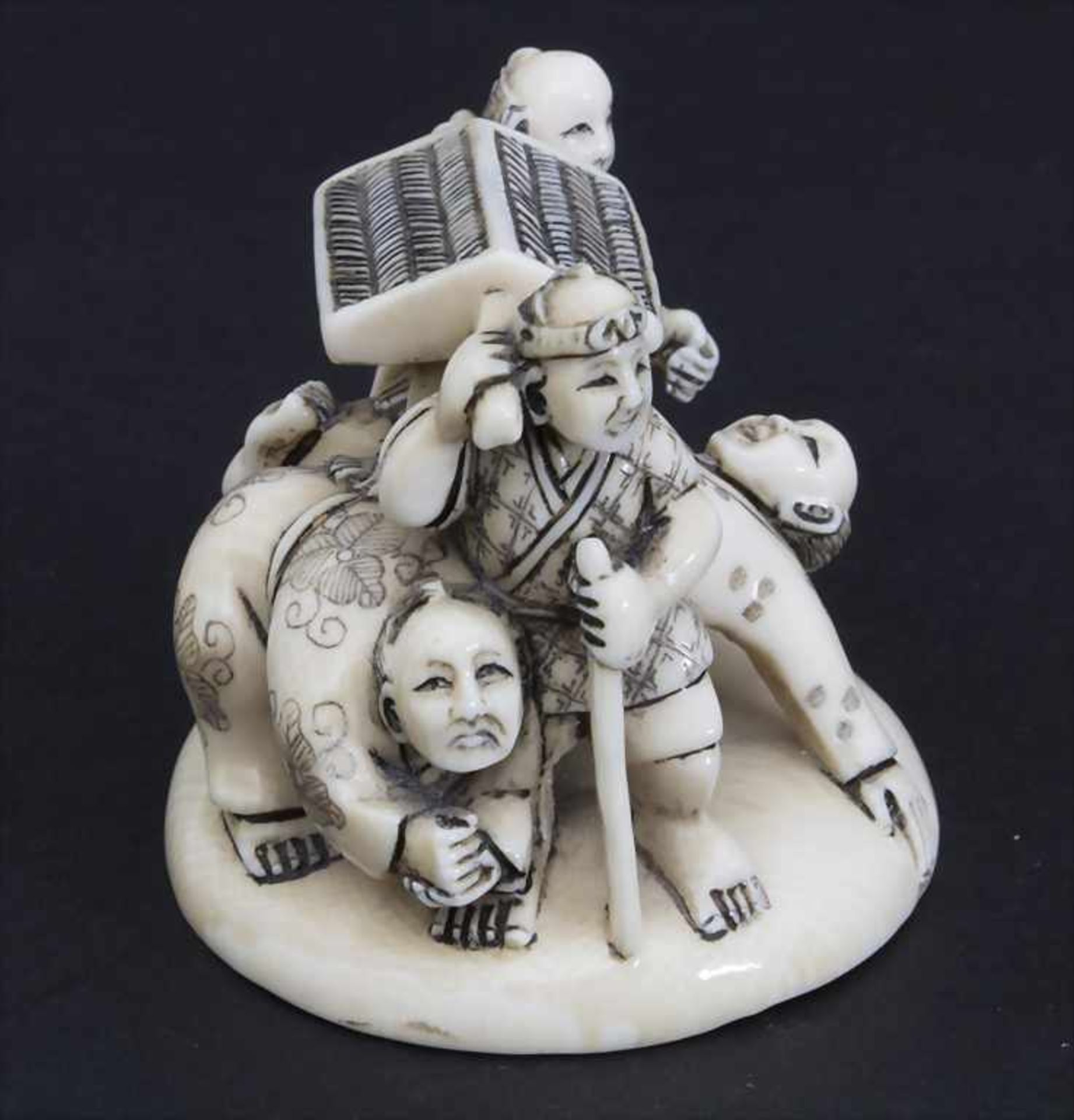 Netsuke 'Figurengruppe mit Sänfte' / A netsuke 'figural group with sedan', Japan, um 1900< - Image 2 of 6