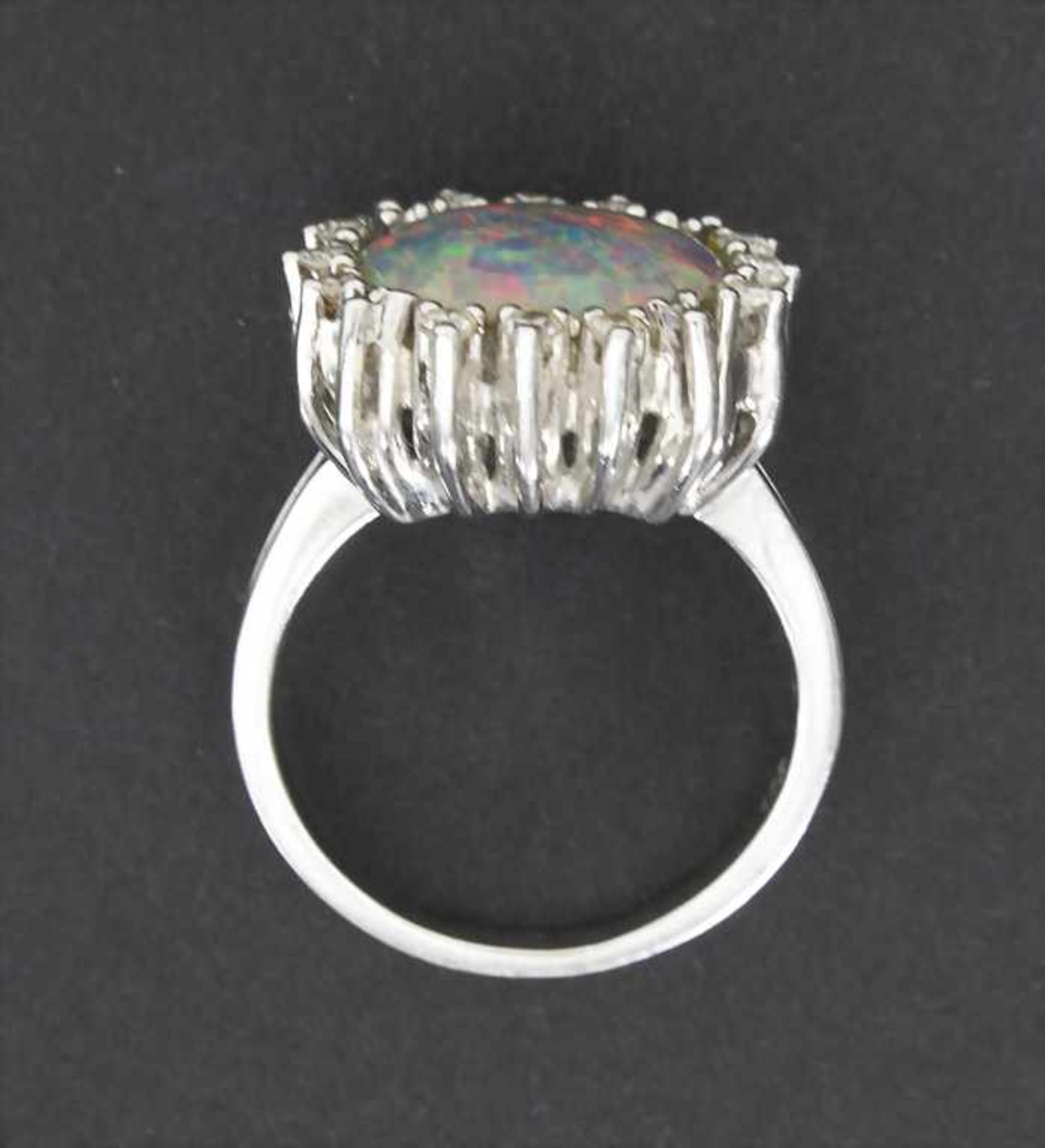 Ring mit Opal und Diamanten / A ring with opal and diamonds - Bild 3 aus 3