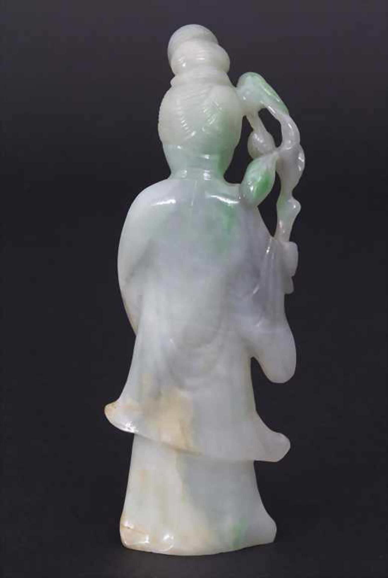 Jadefigur 'Guanying mit Lotusblüte' / A jade figure 'Guanyin'< - Image 3 of 6