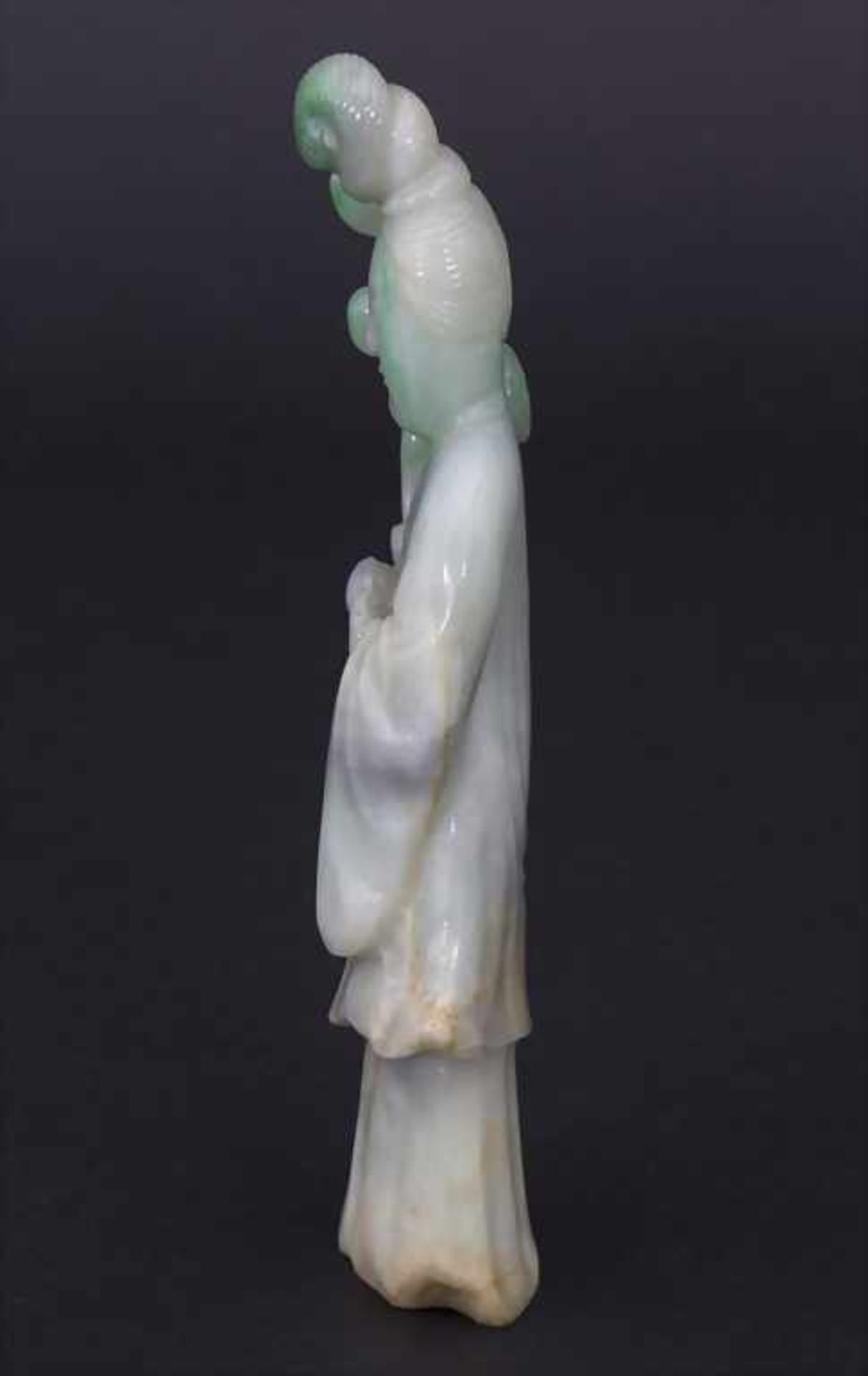 Jadefigur 'Guanying mit Lotusblüte' / A jade figure 'Guanyin'< - Image 2 of 6