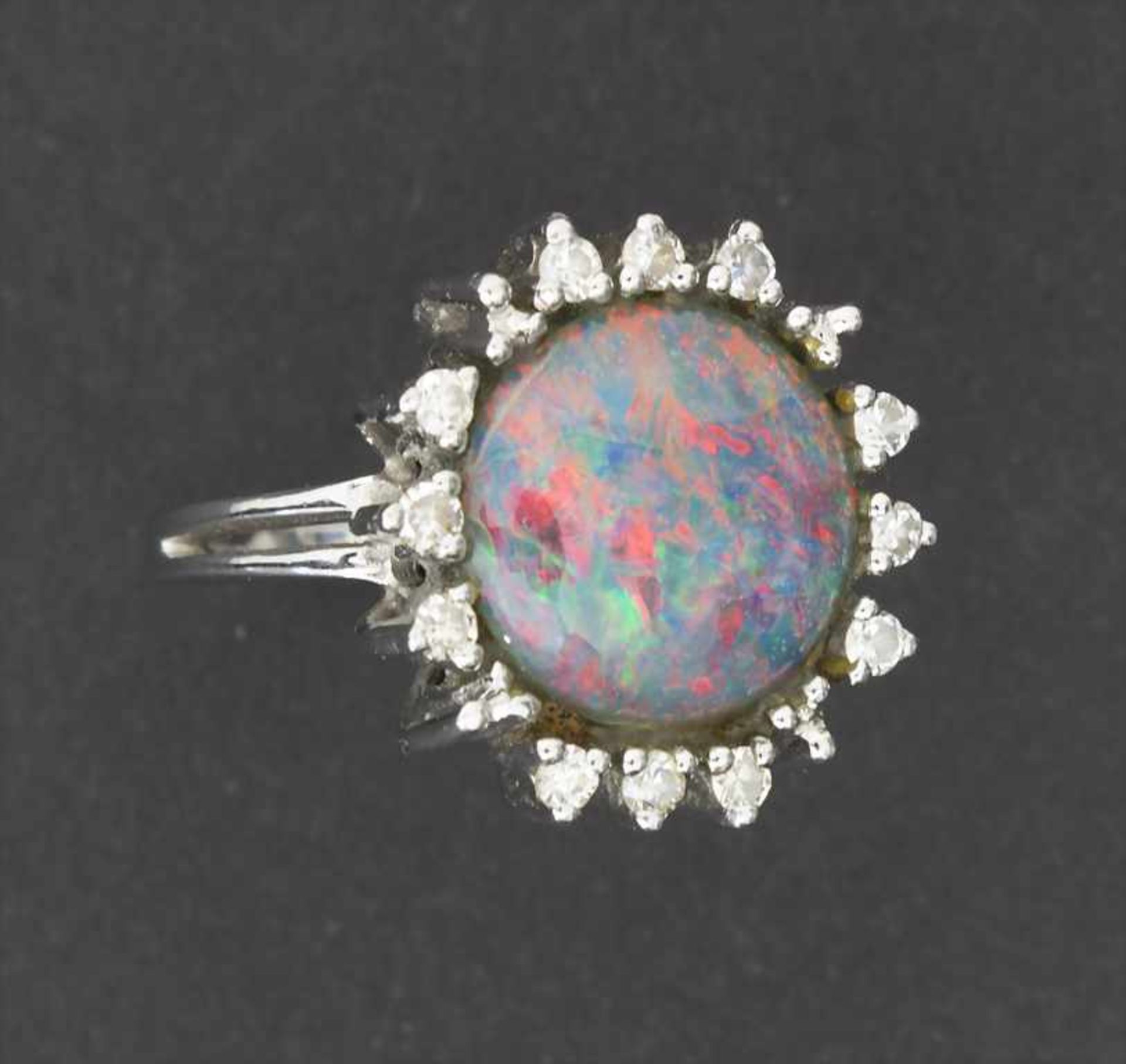 Ring mit Opal und Diamanten / A ring with opal and diamonds - Bild 2 aus 3