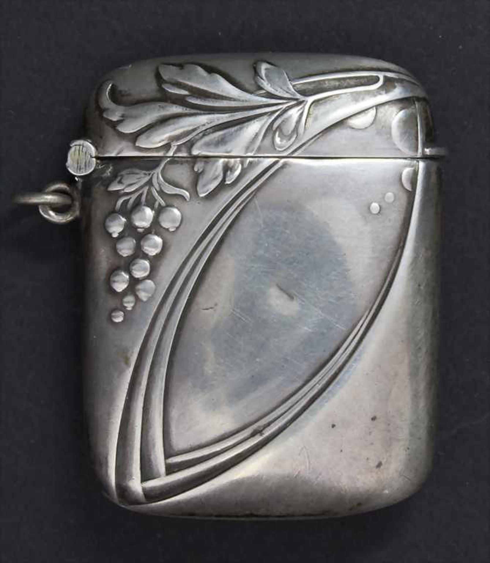 Jugendstil Streichholzetui mit Weinranken / An Art Nouveau match holder with vine tendrils,