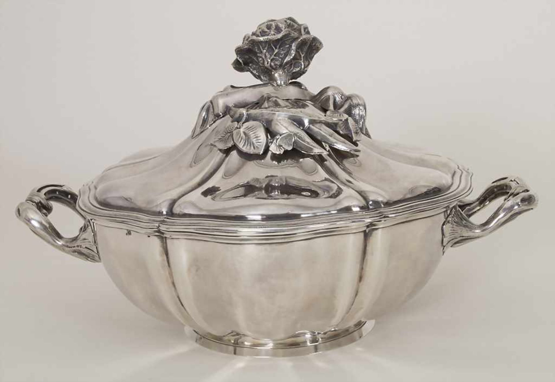 Legumier / Wöchnerinnenschüssel / A silver vegetable tureen cover, DEBAIN, Paris, um 1900<b - Bild 4 aus 11