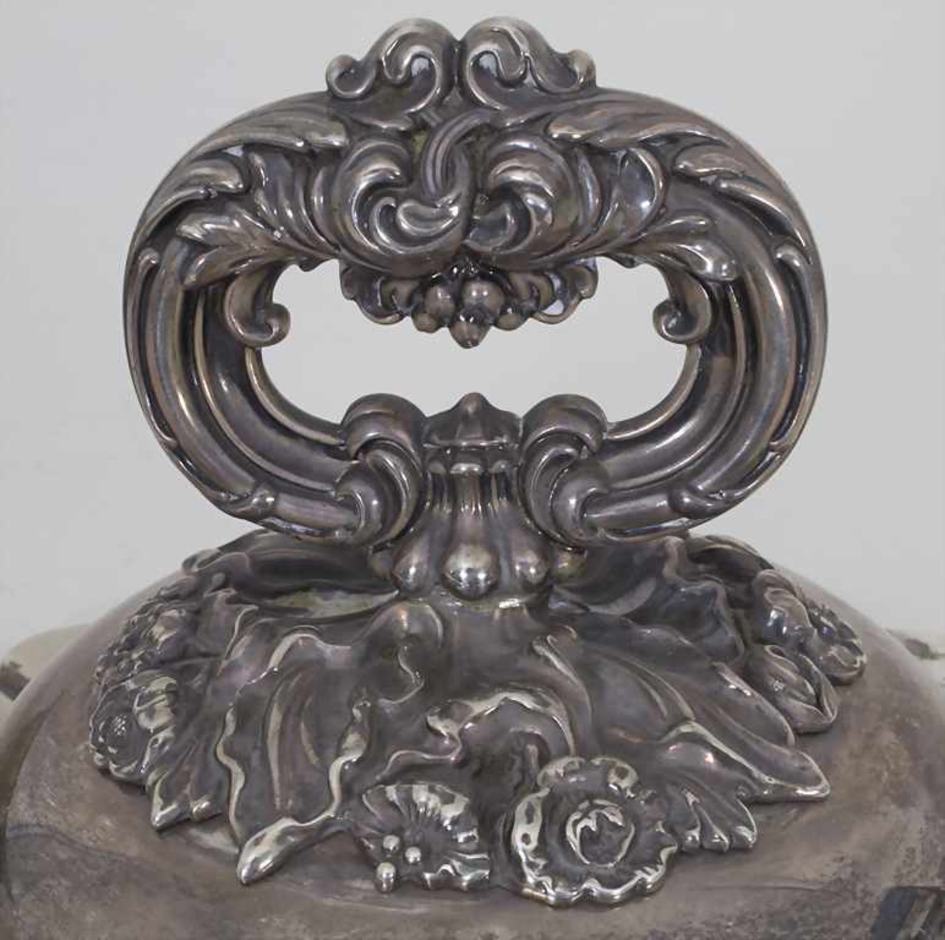 Legumier / Wöchnerinnenschüssel / A silver vegetable tureen cover, Odiot, Paris, nach 1839<b - Bild 8 aus 12