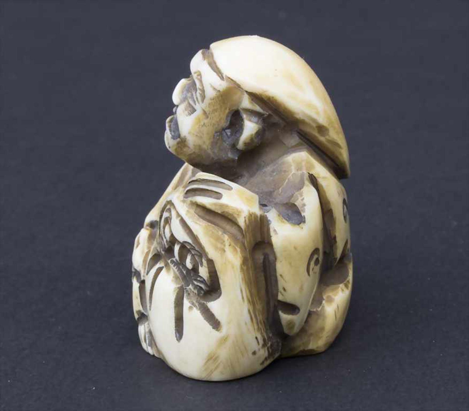 Netsuke 'Man mit Kind im Sack' / A netsuke 'man with child in a bag', Japan, um 1900 - Image 2 of 6