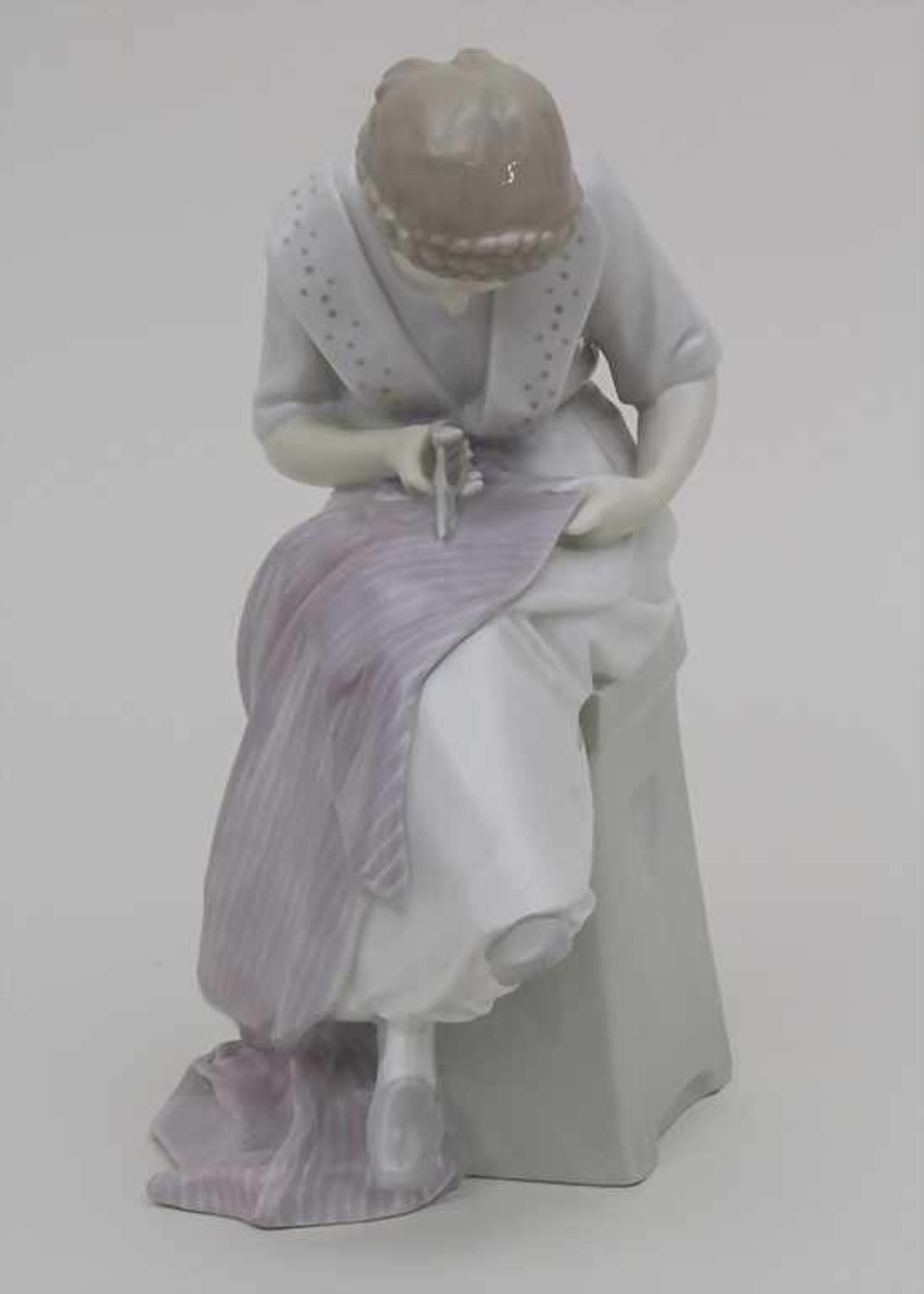 Jugendstil Darstellung einer jungen Schneiderin / An Art Nouveau porcelain figurine of a young - Image 5 of 8