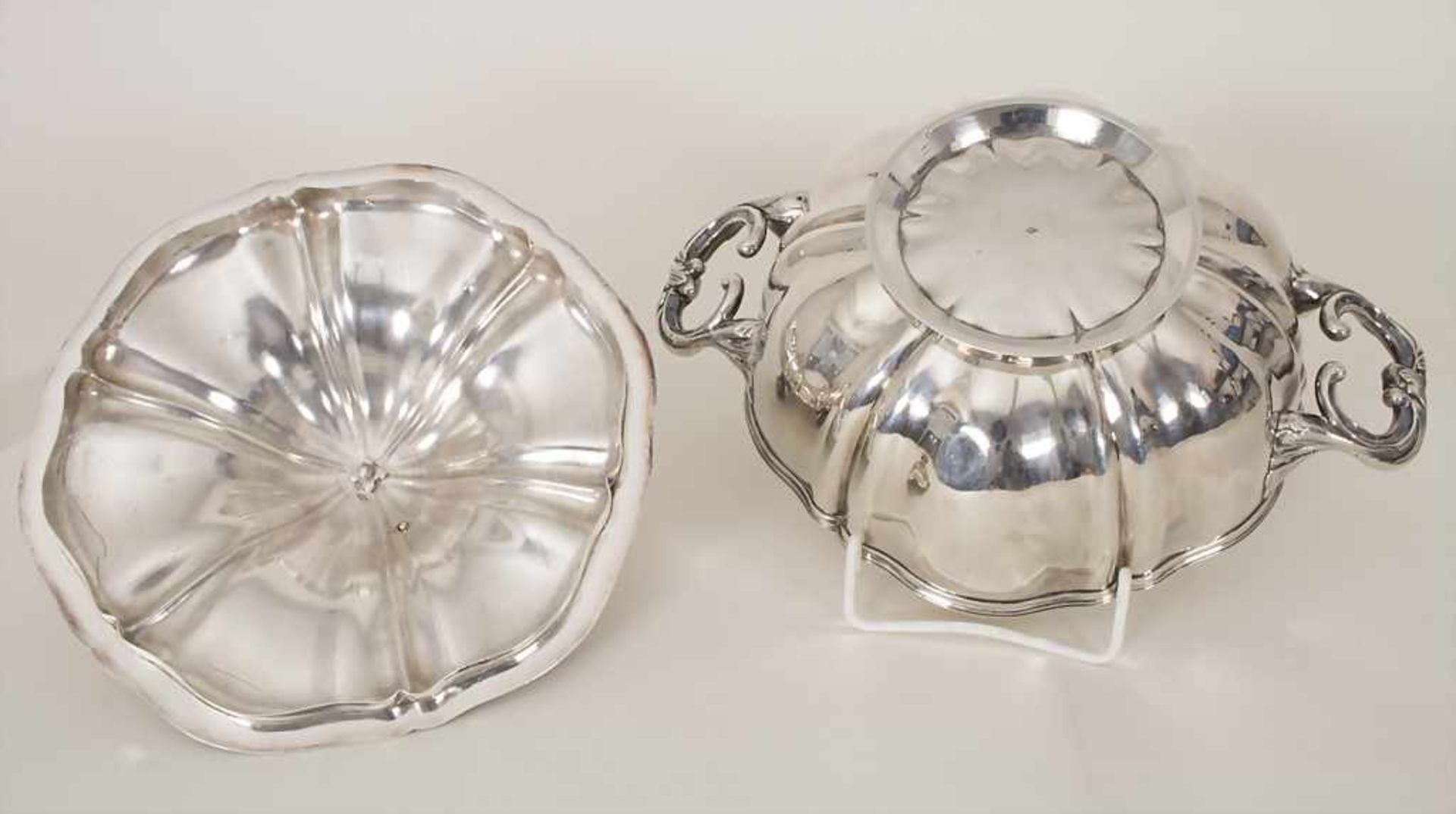 Legumier / Wöchnerinnenschüssel / A silver vegetable tureen cover, DEBAIN, Paris, um 1900<b - Bild 8 aus 11