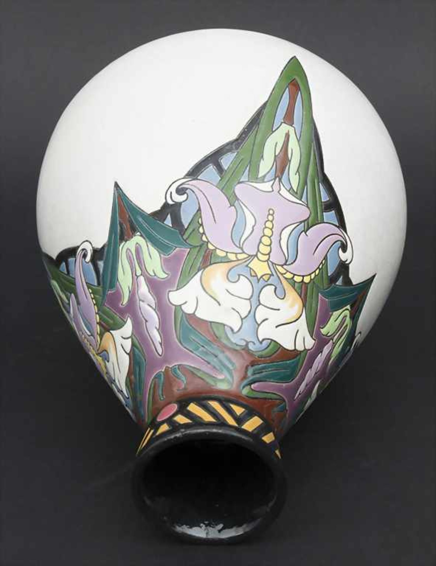 Jugendstil Vase mit Schwertlilien / An Art Nouveau vase with irises, Montières, Amiens, um - Bild 3 aus 5