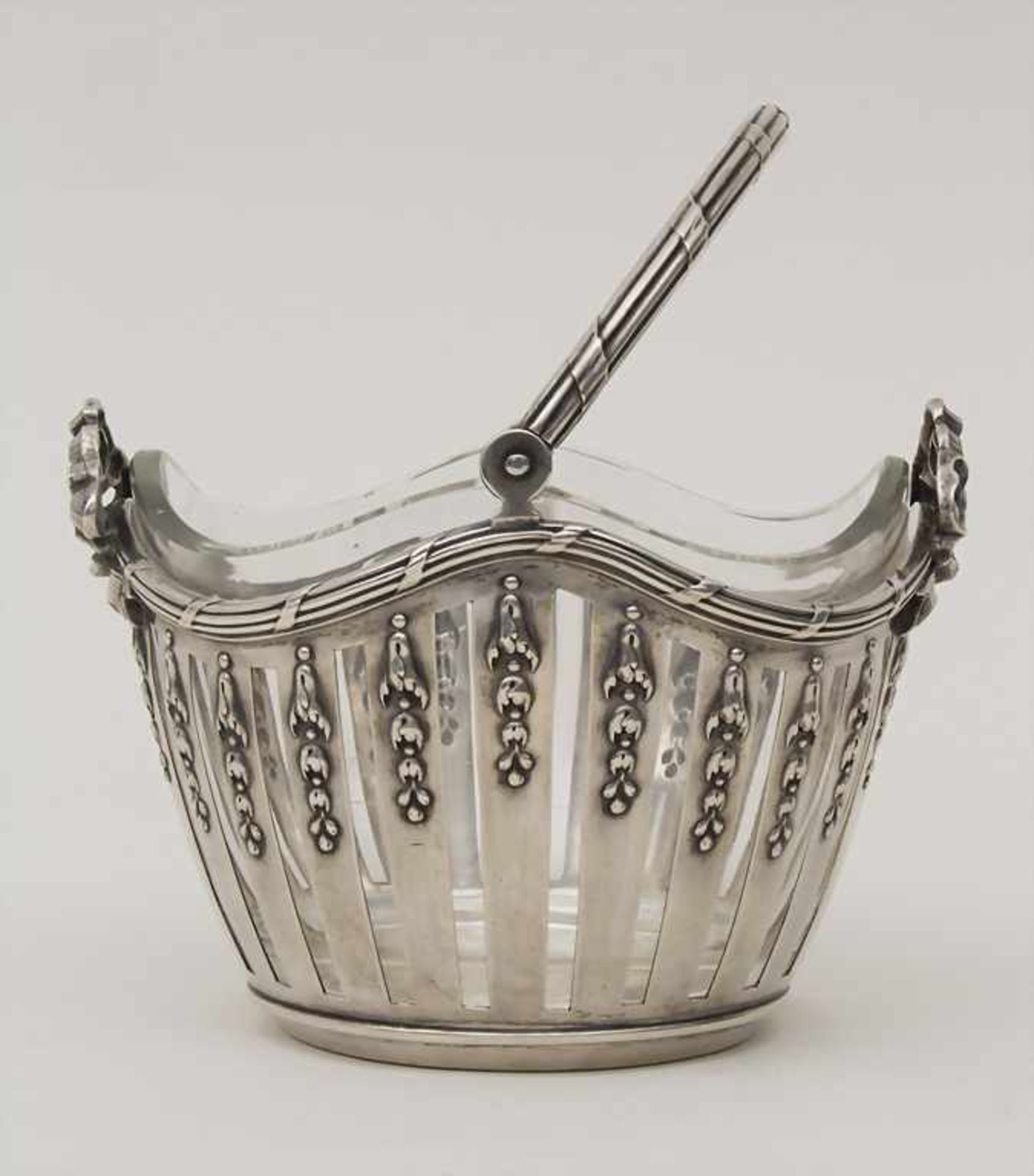 Henkelkorb mit Glaseinsatz / A silver basket with glass bowl, Wilkens & Söhne, Bremen-Hemelingen, um - Bild 5 aus 7