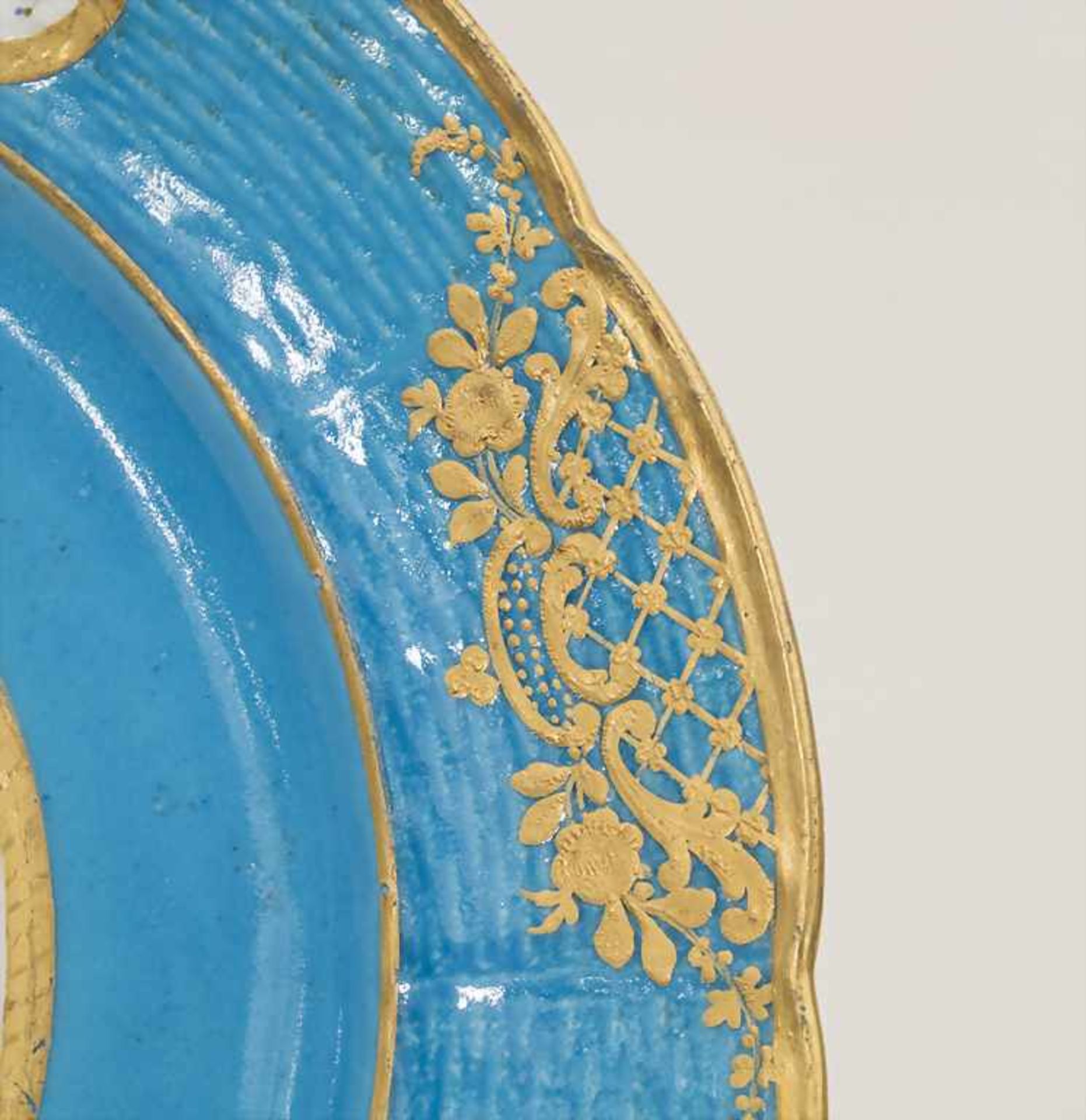 Teller / A plate, Sèvres, 19. Jh.< - Bild 3 aus 6