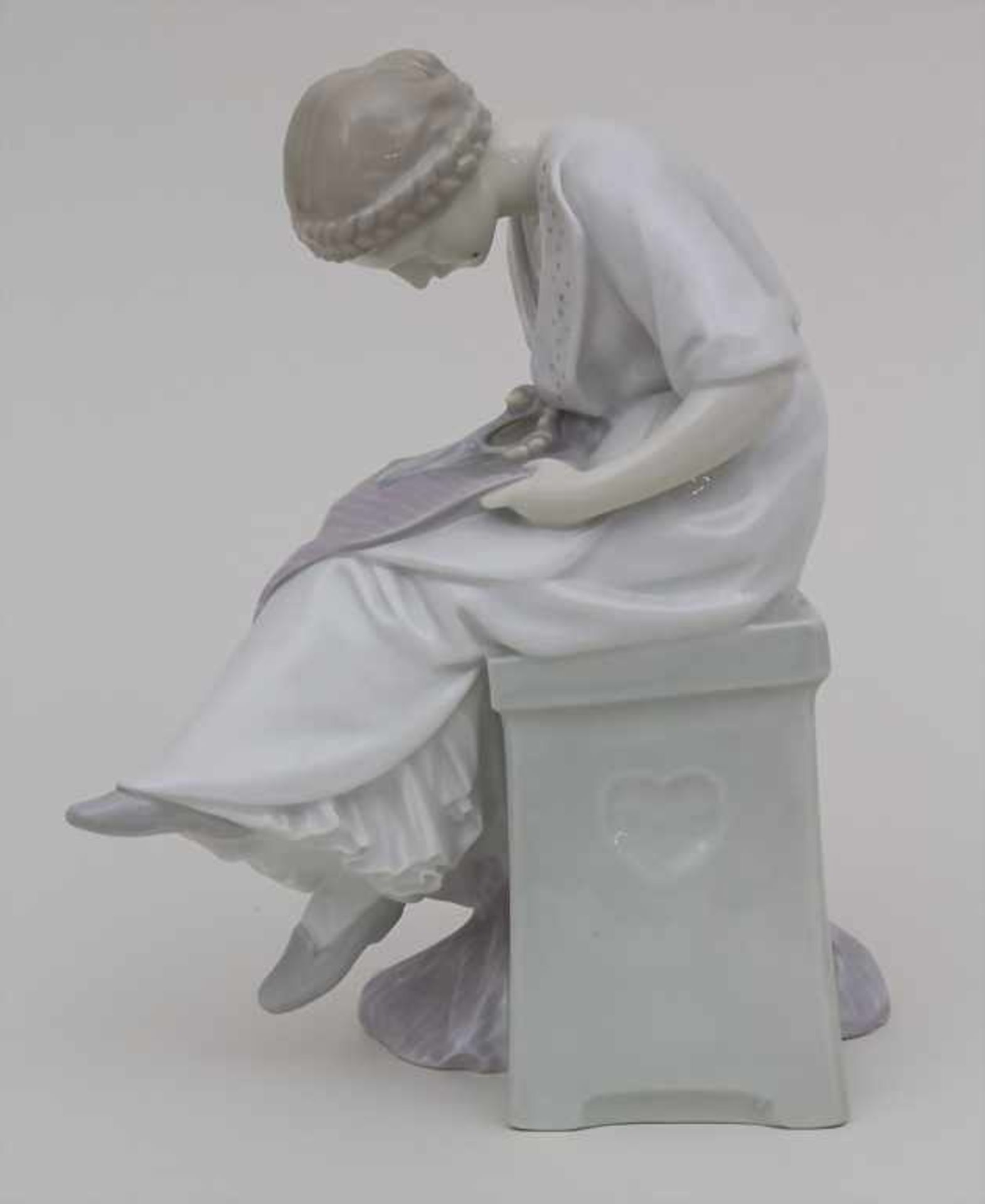 Jugendstil Darstellung einer jungen Schneiderin / An Art Nouveau porcelain figurine of a young - Image 4 of 8