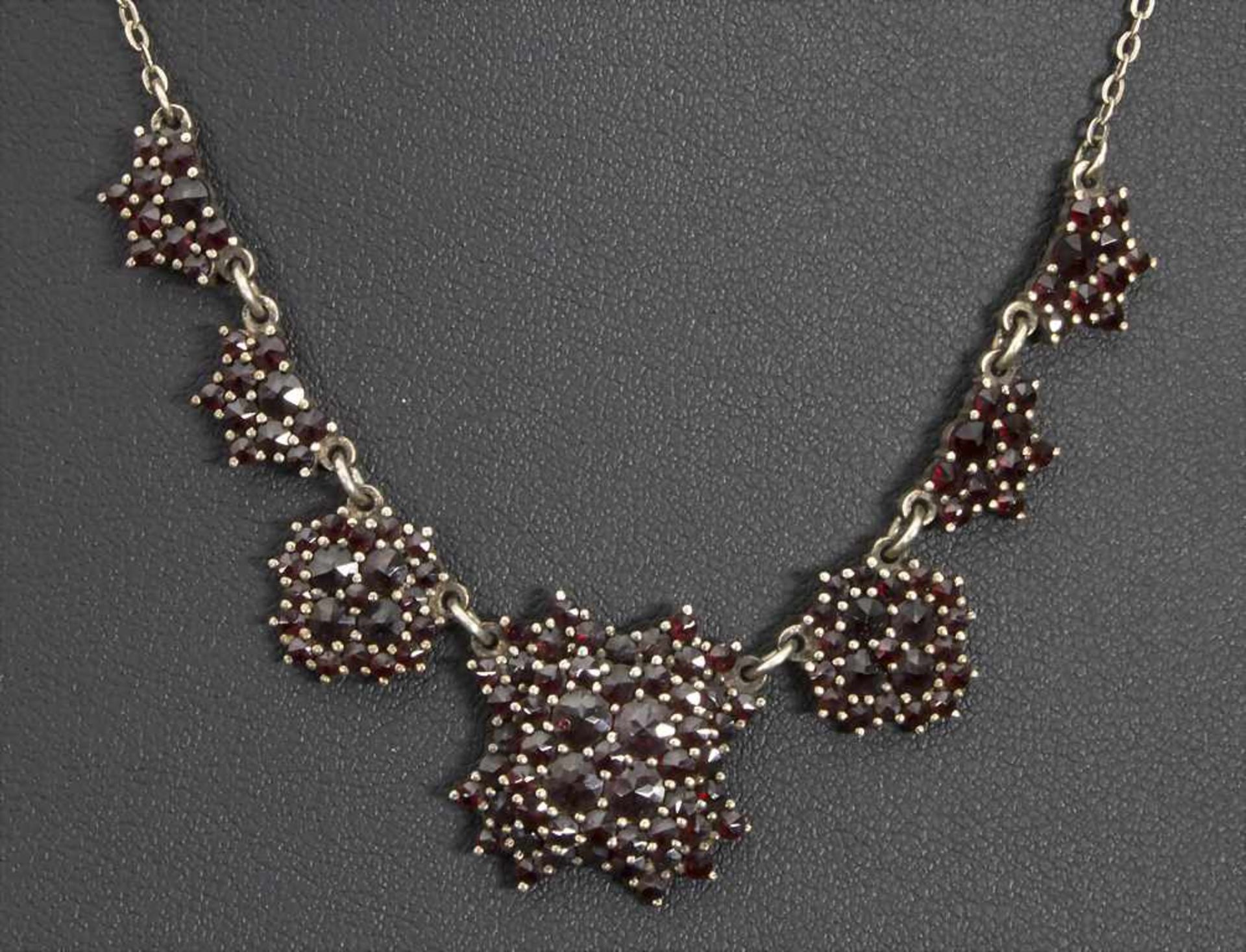 Granat-Collier / A garnet necklace