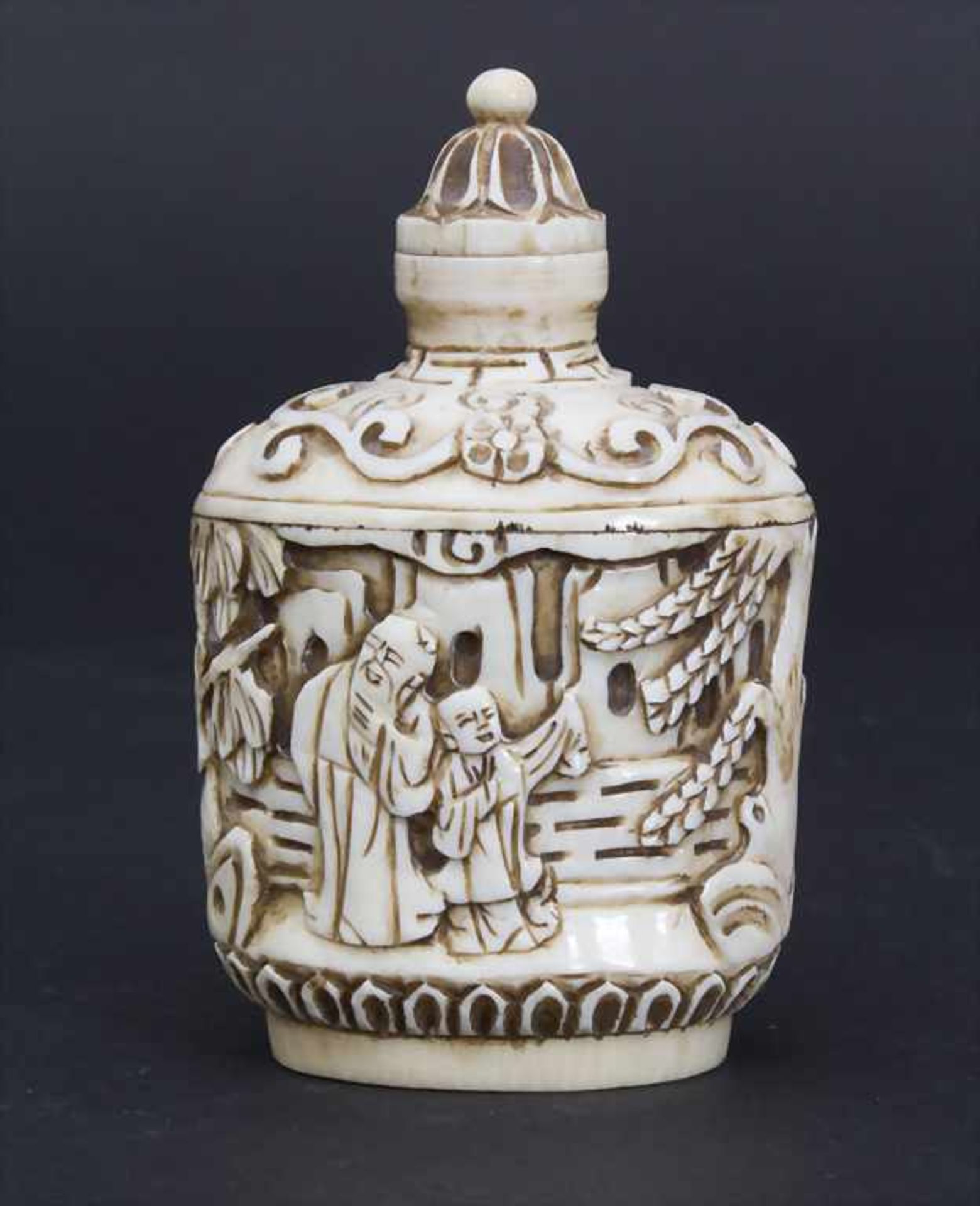 Snuffbottle mit Figurenreliefs / A snuff bottle with figures, China, um 1900