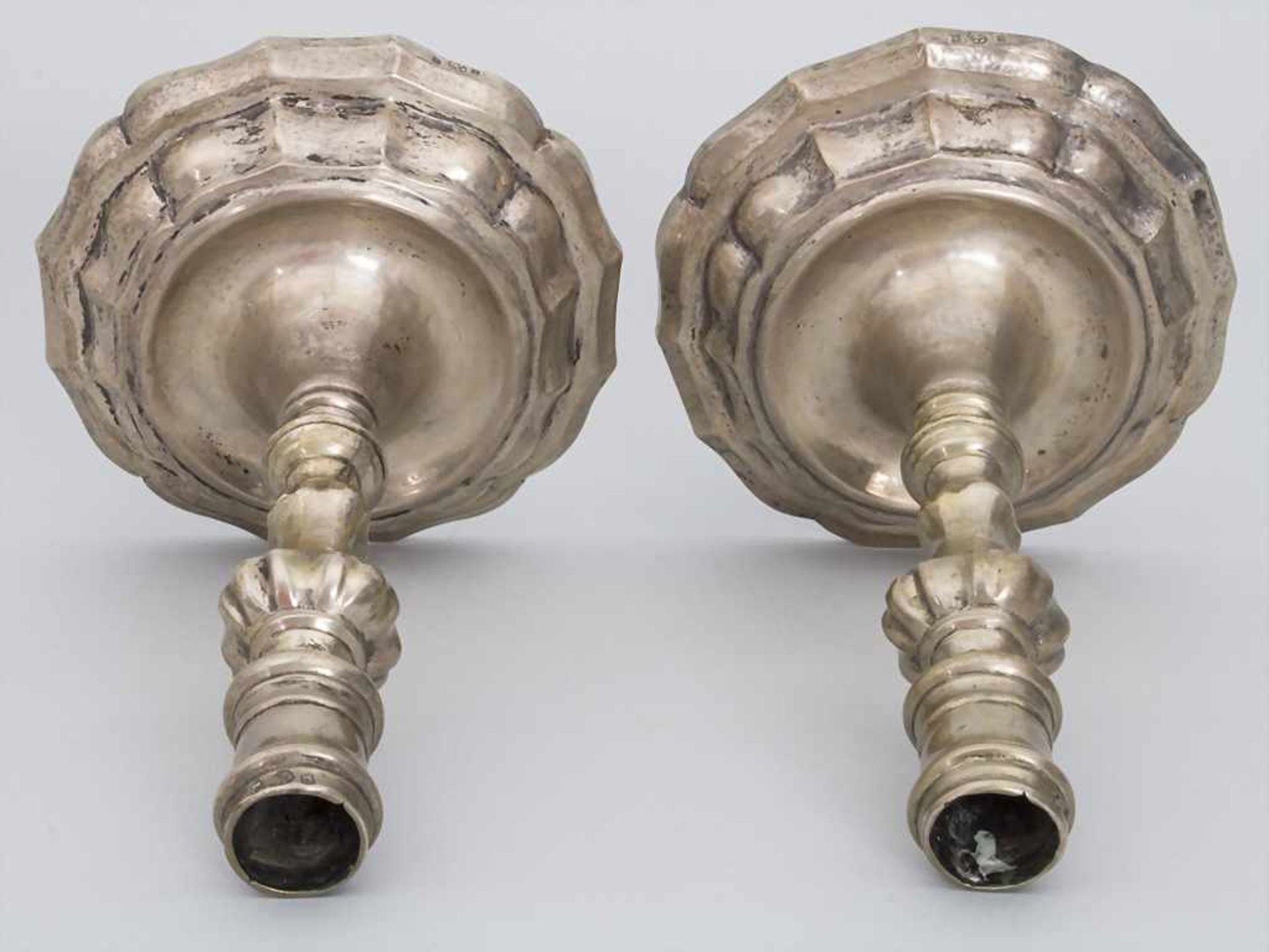 Paar Barock Leuchter / A pair of Baroque candlesticks, Riga, um 1740 - Bild 3 aus 7