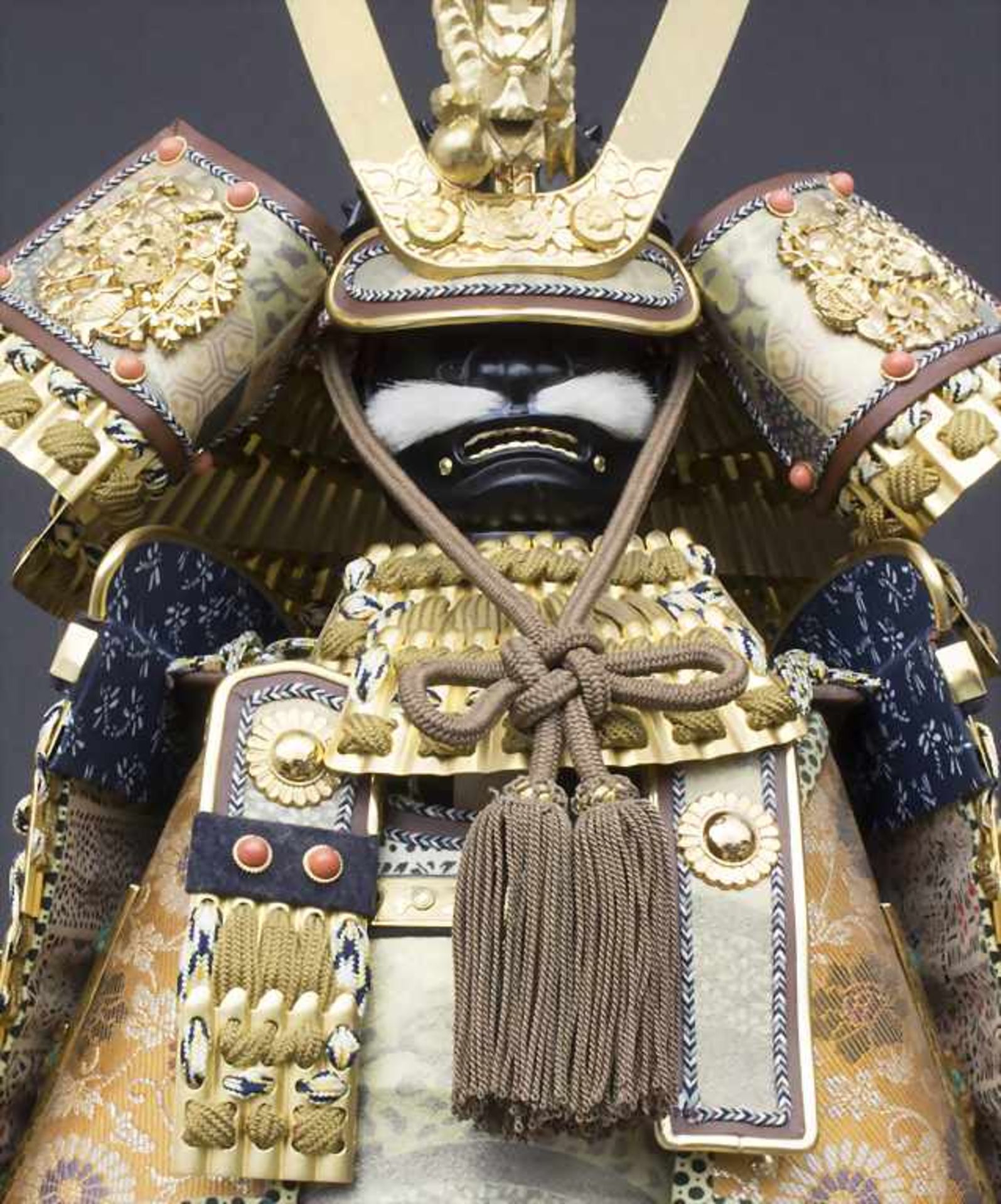 Dekorations-Samurai-Rüstung (Yoroi) / A decoration samurai armor, Japan, 20. Jh.< - Image 6 of 13