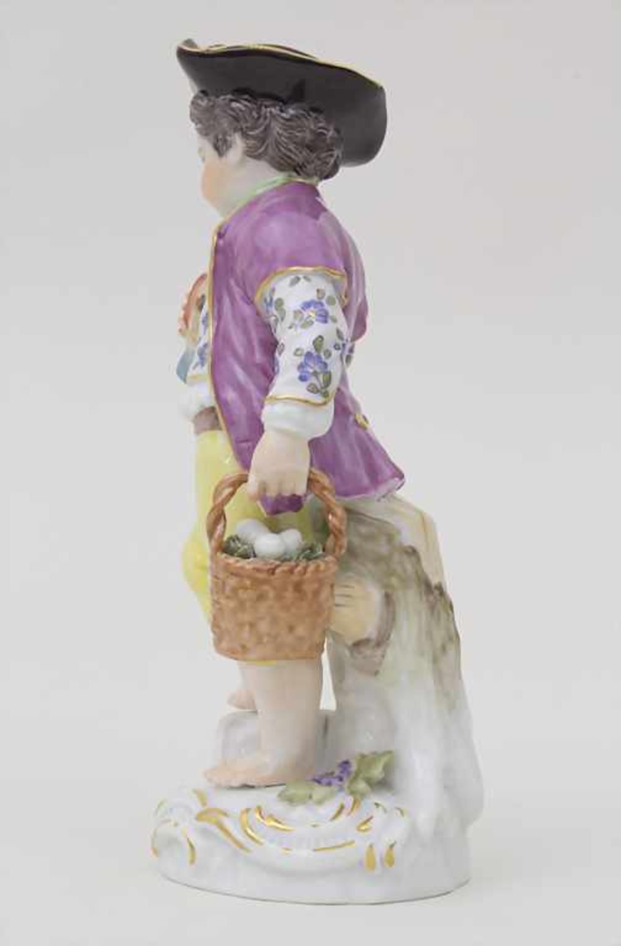 Gärtnerfigur 'Knabe mit Eierkorb' / A gardener child 'Boy with egg basket', Meissen, 2002< - Image 2 of 6