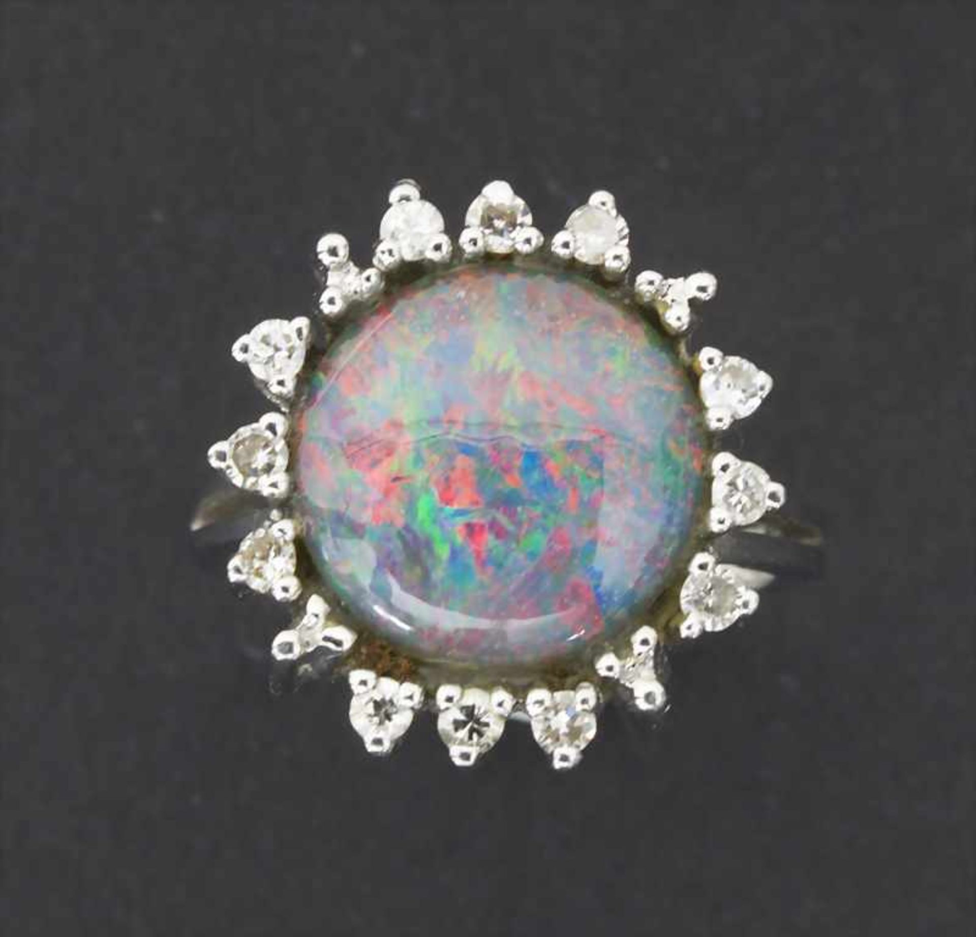 Ring mit Opal und Diamanten / A ring with opal and diamonds