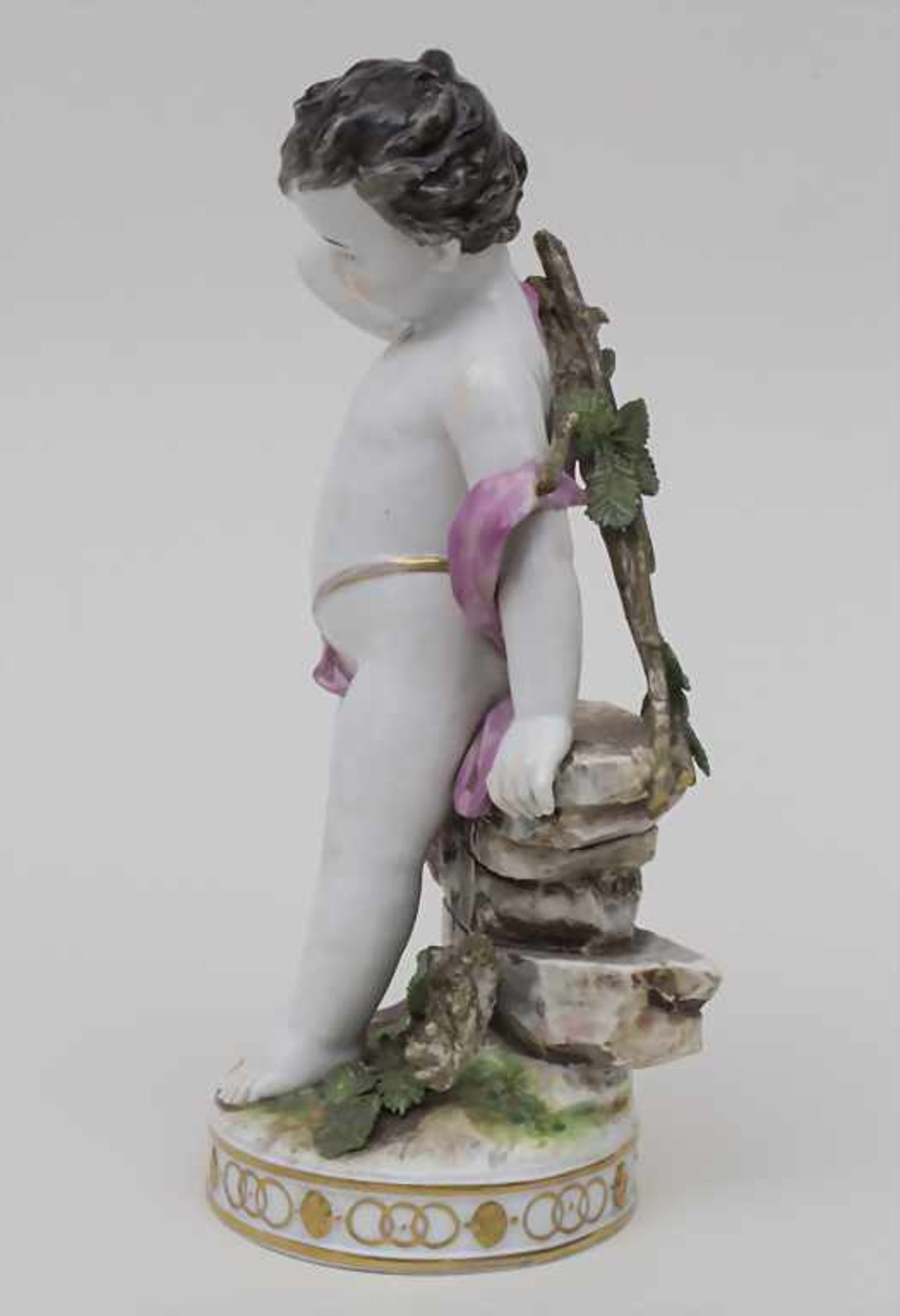 Puttofigur mit Zweigen / A cherub with branches, Volkstedt Rudolstadt, 1. Hälfte 20. Jh. - Bild 2 aus 7