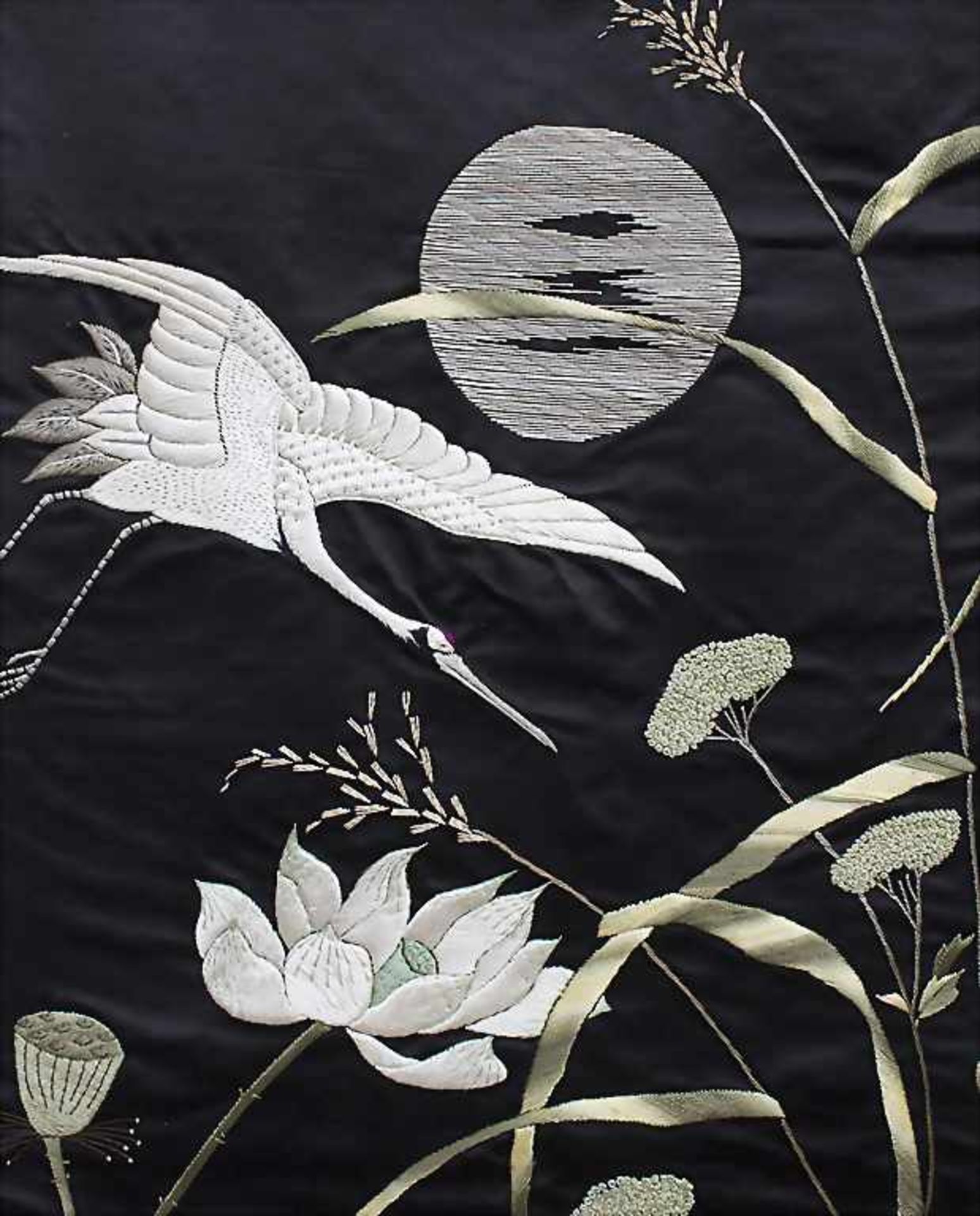 Seiden-Wandbehang 'Kranich'/ A silk wall hanging 'Crane', China, 1. Hälfte 20. Jh. - Bild 2 aus 3