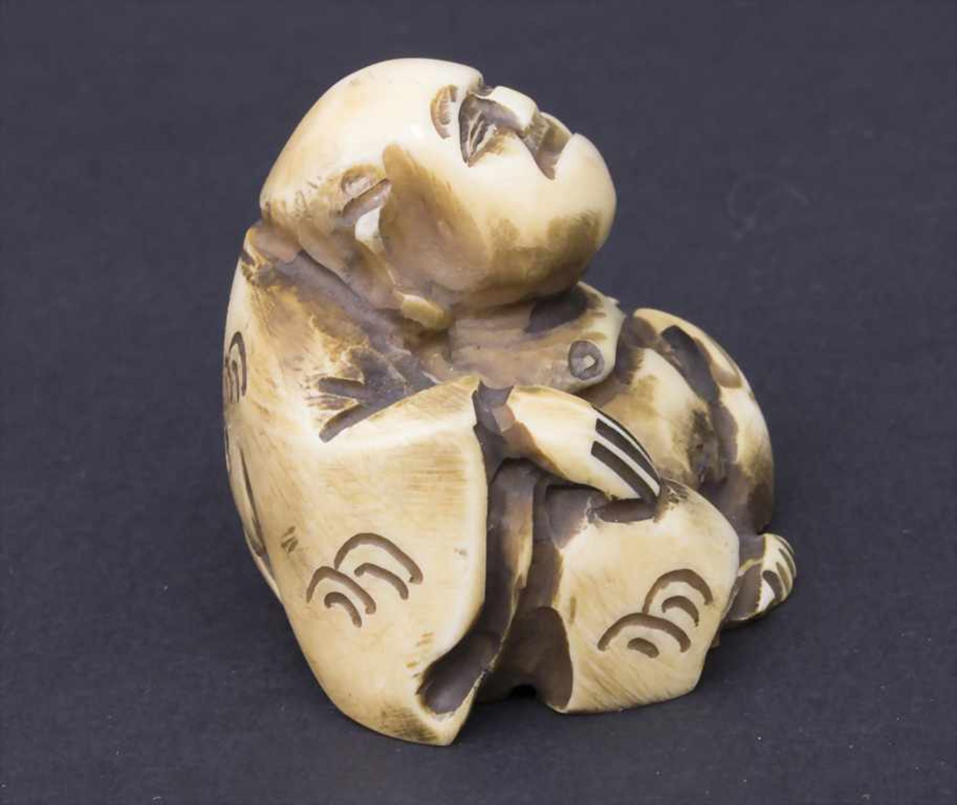 Netsuke Glücksbuddha 'Hotei' / A netsuke Happy Buddha 'Hotei', Japan, um 1900 - Image 4 of 5