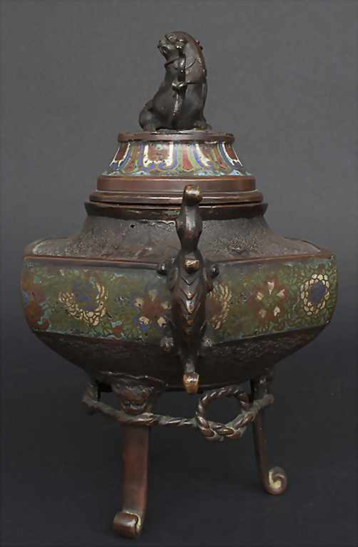 Cloisonné Weihrauchbrenner mit Shishi / A Cloisonné incense burner with Shishi, China, 19. Jh. - Image 4 of 8