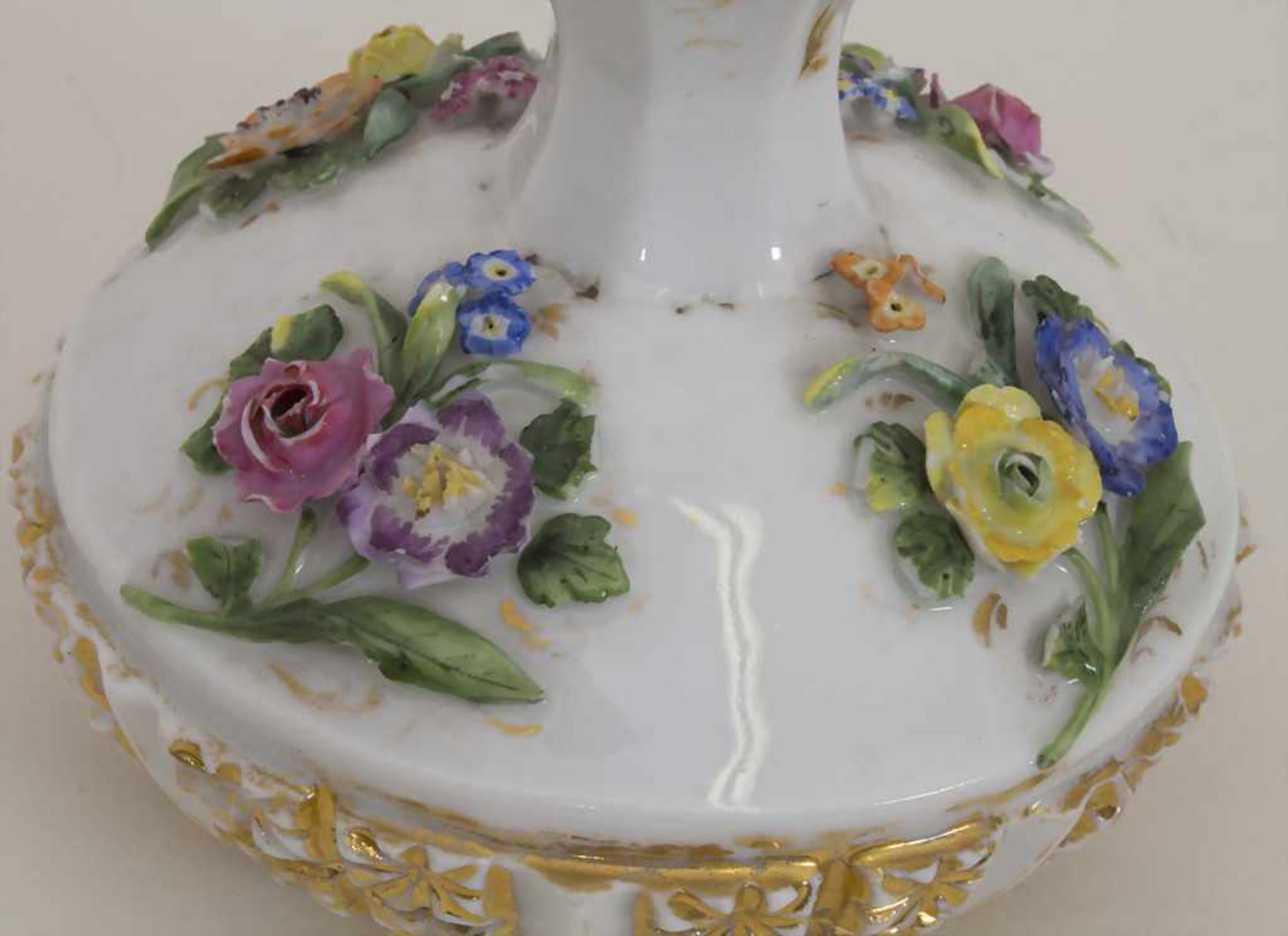 Porzellanflakon mit aufgelegten Blüten / A porcelain perfume bottle with encrusted flowers, Meissen, - Image 6 of 8