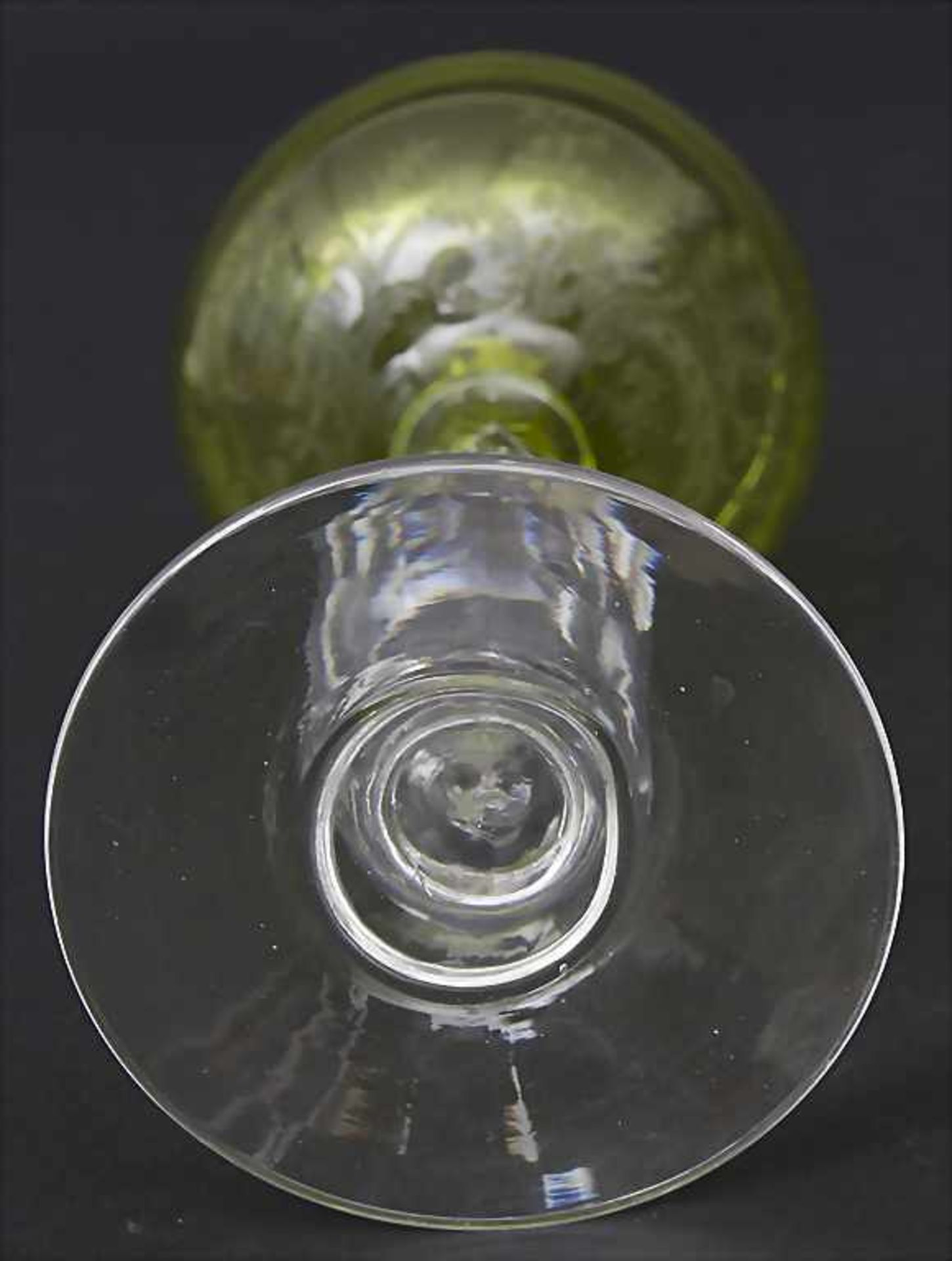 Satz 5 Weingläser mit Rocaillerankendekor / A set of 5 wine glasses with rocaille tendrils, - Image 2 of 3