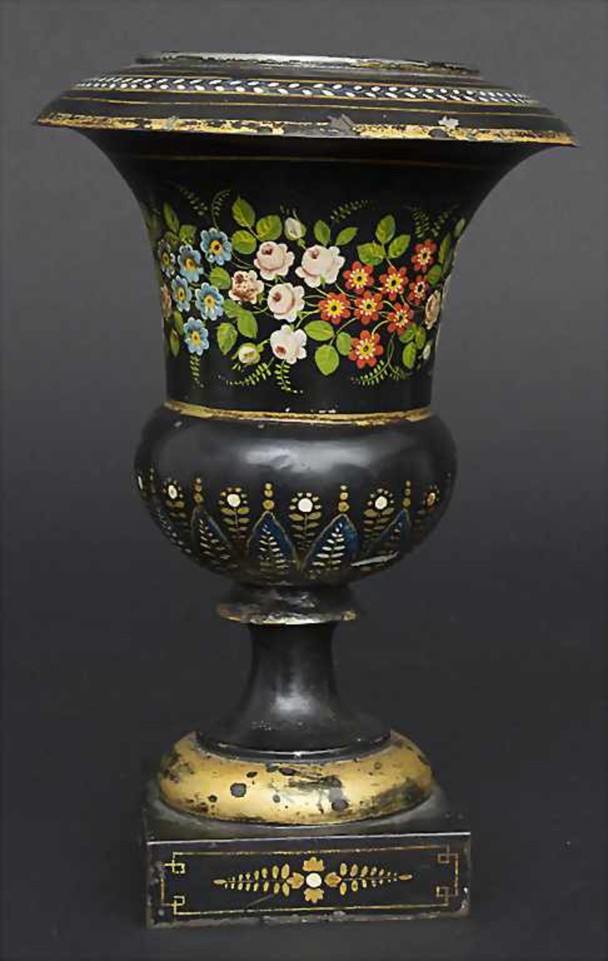 Kratervase mit Blumenmalerei / en tôle peinte / An urn shaped vase, 19. Jh. - Bild 2 aus 8