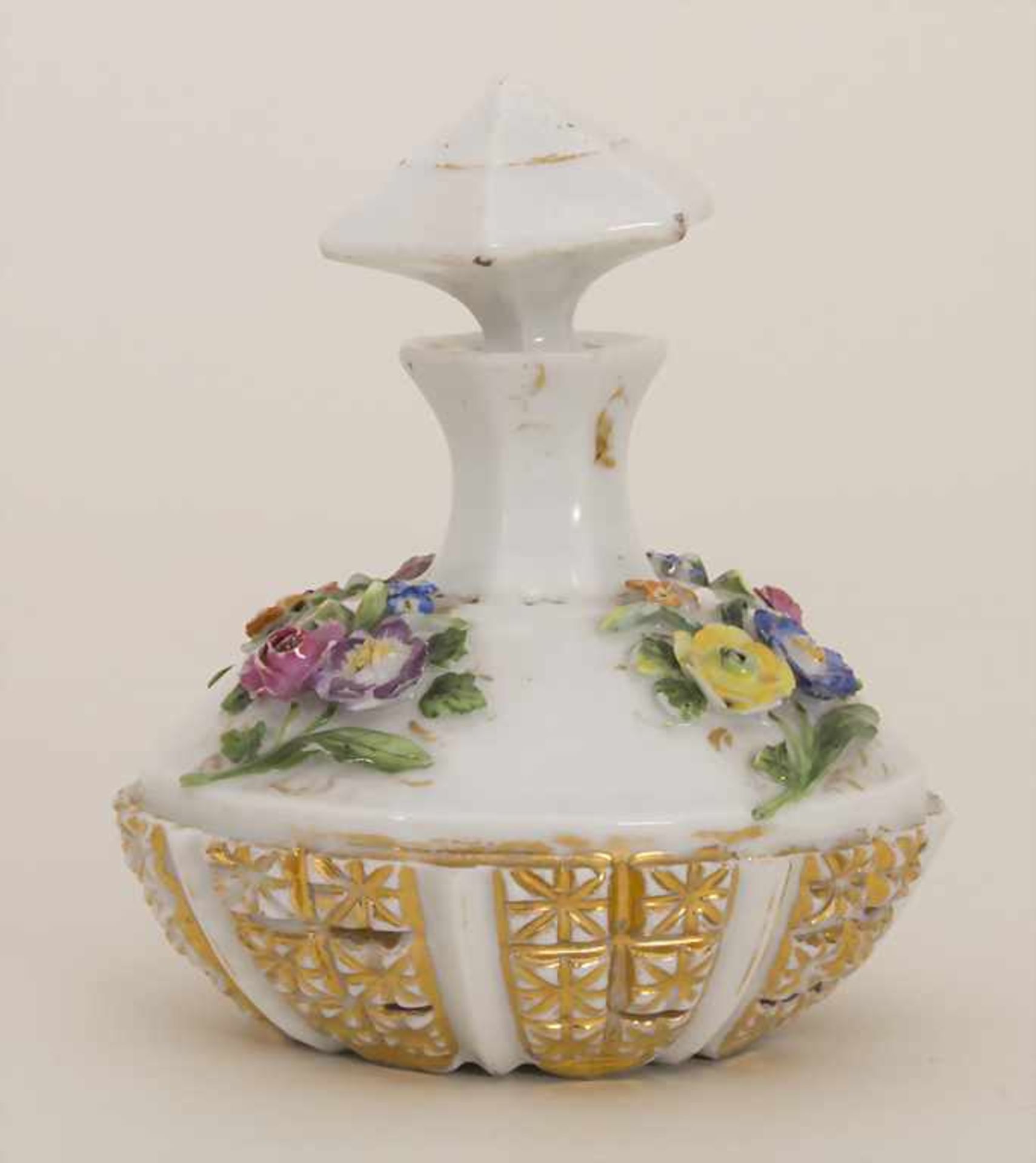 Porzellanflakon mit aufgelegten Blüten / A porcelain perfume bottle with encrusted flowers, Meissen, - Image 2 of 8