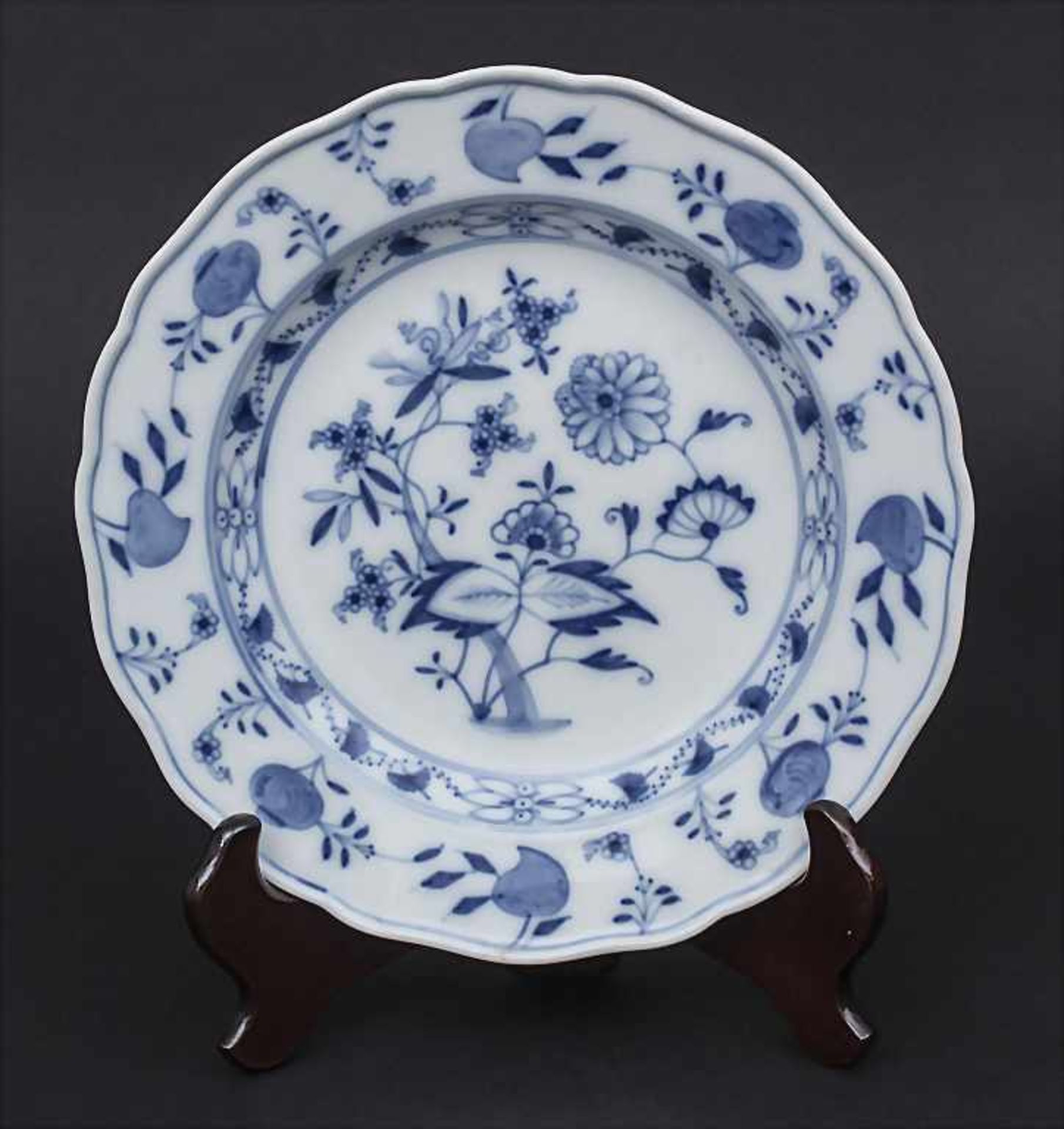 Speiseteller mit Zwiebelmuster / A dinner plate with onion pattern, Meissen, Mitte 19. Jh.