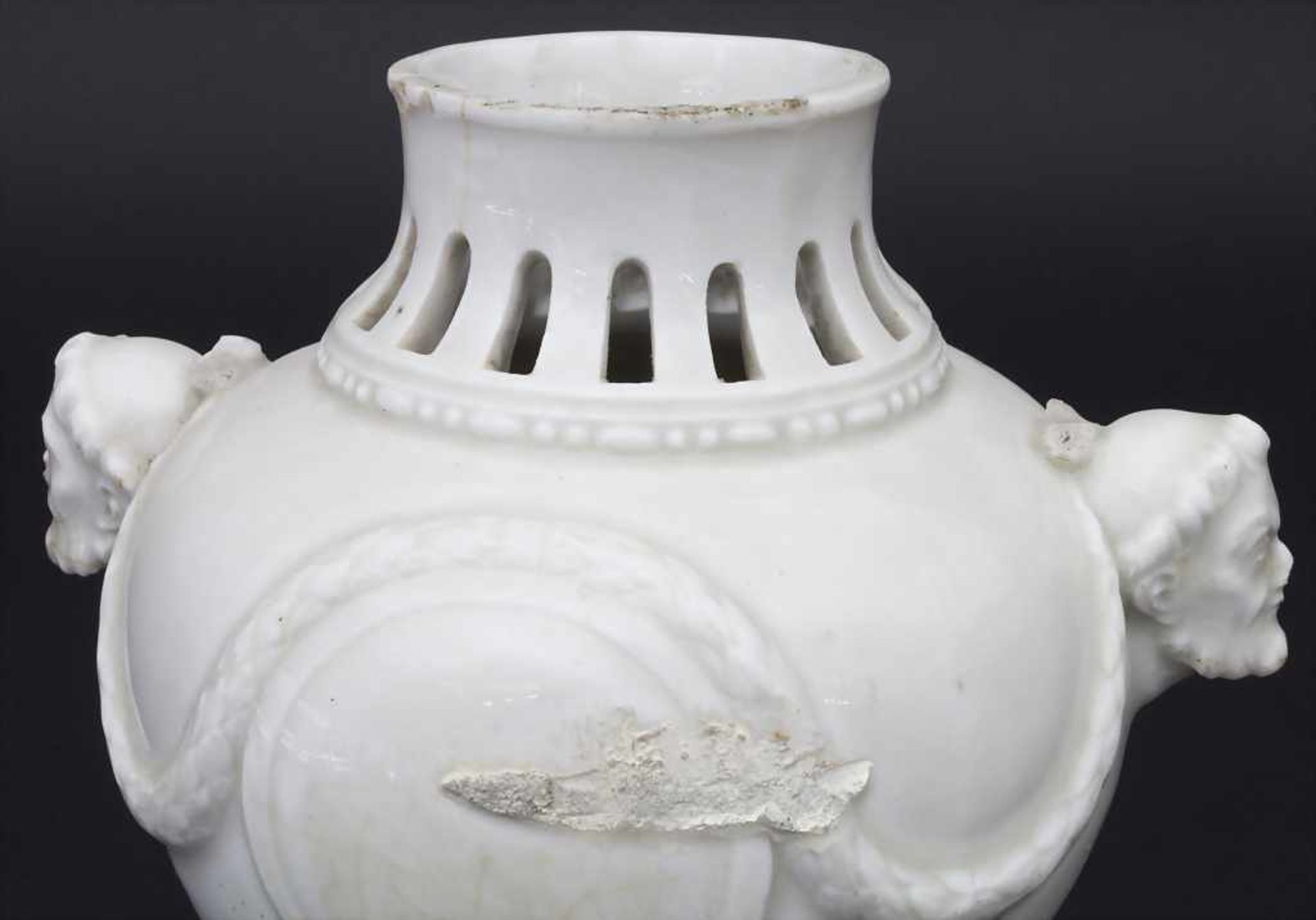 Frühe Potpourri-Vase mit Maskaronen / An early potpouri vase with mascarons, wohl deutsch, frühes - Bild 8 aus 8