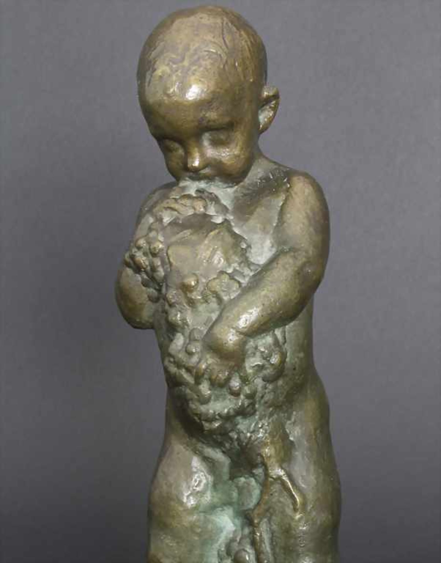 Bronzefigur 'Putto mit Trauben' / A bronze figure 'Putto with grapes' - Bild 4 aus 4