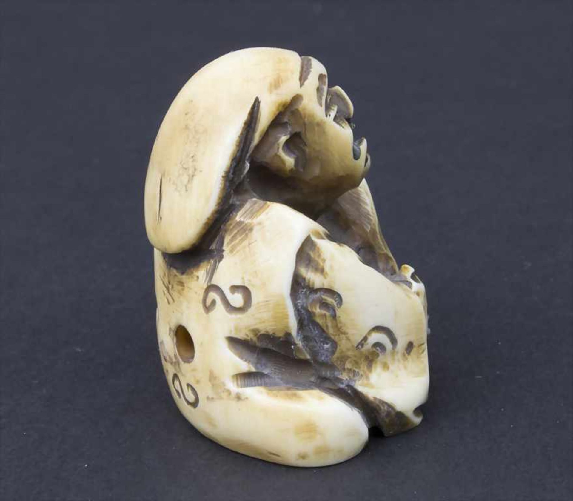 Netsuke 'Man mit Kind im Sack' / A netsuke 'man with child in a bag', Japan, um 1900 - Image 4 of 6