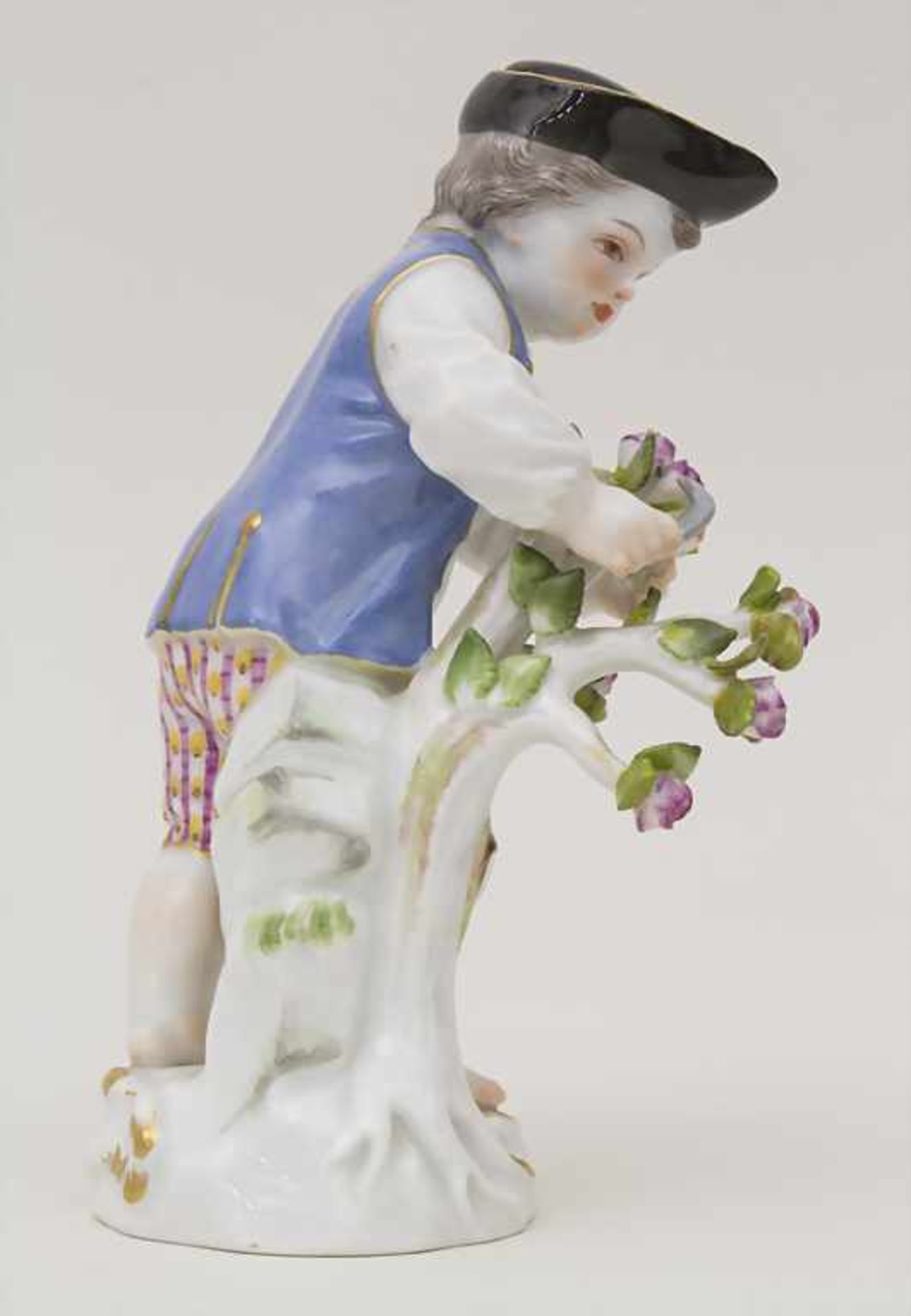 Gärtnerkind 'Rosen schneidender Knabe' / A gardener child 'Rose cutting boy', Meissen, 1950 - Image 4 of 5