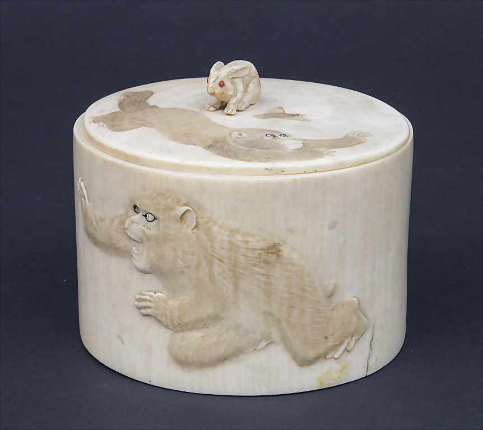Elfenbein-Deckeldose mit spielenden Affen / An Ivory Lidded Box With Playing Monkeys, Meiji-Periode,