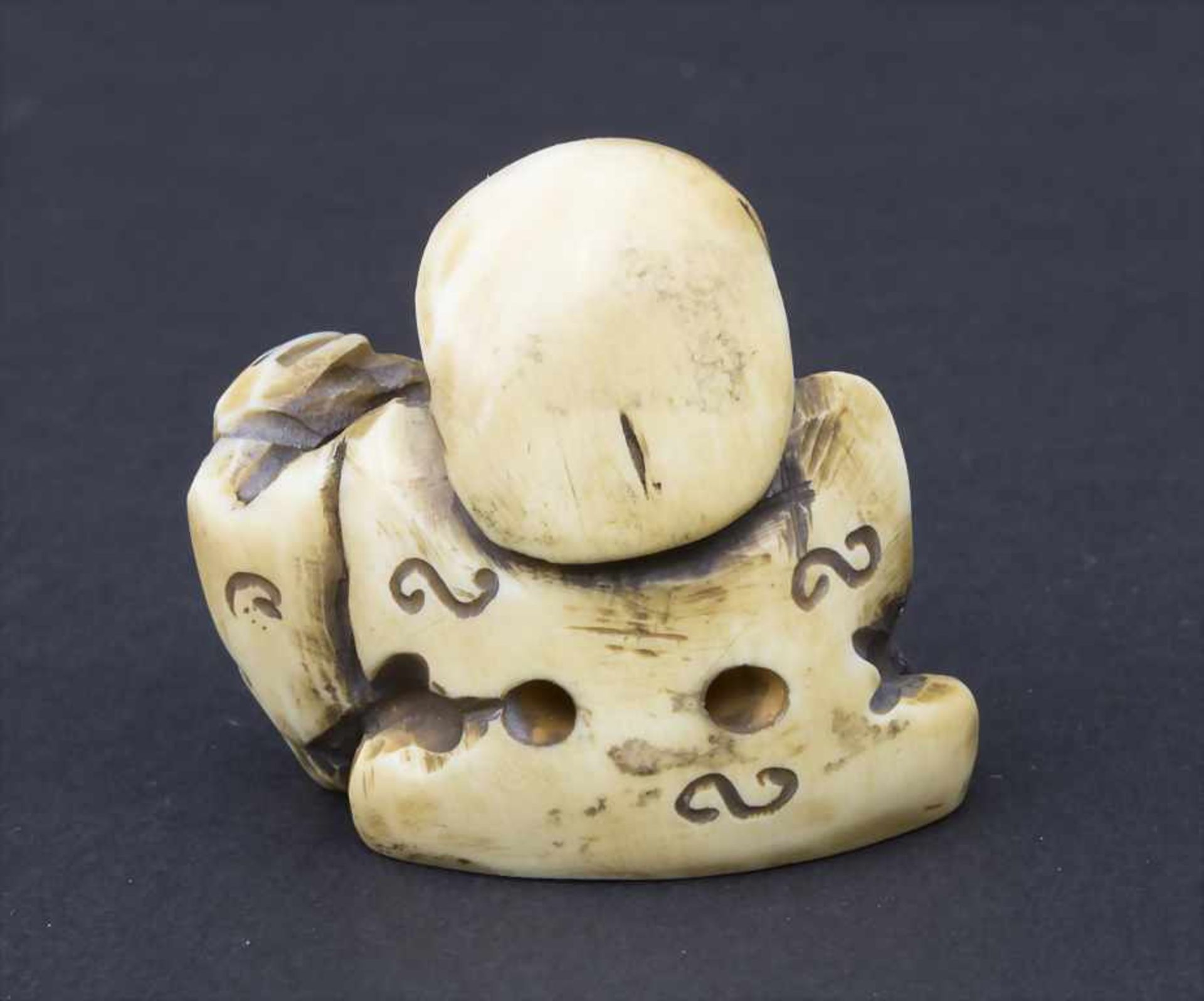 Netsuke 'Man mit Kind im Sack' / A netsuke 'man with child in a bag', Japan, um 1900 - Image 3 of 6