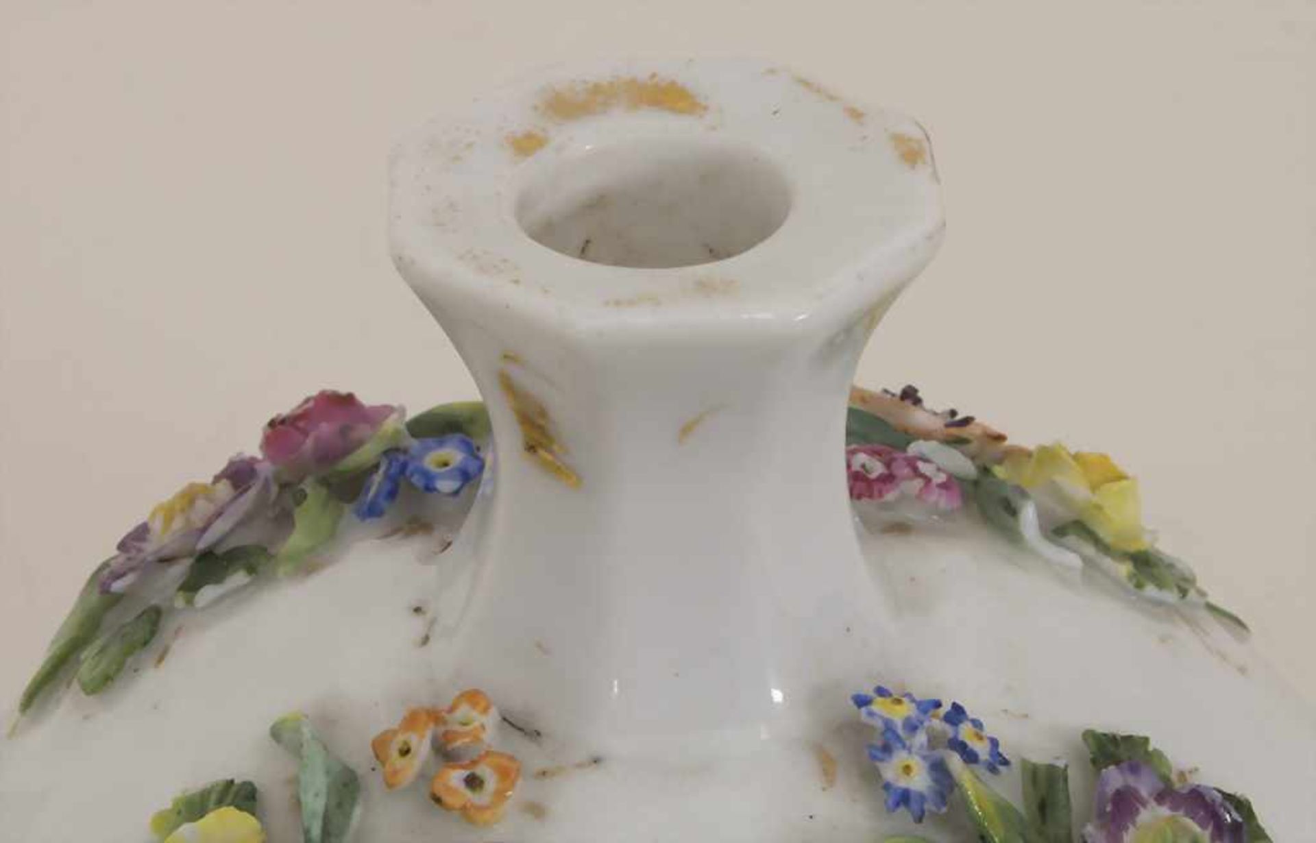 Porzellanflakon mit aufgelegten Blüten / A porcelain perfume bottle with encrusted flowers, Meissen, - Image 7 of 8