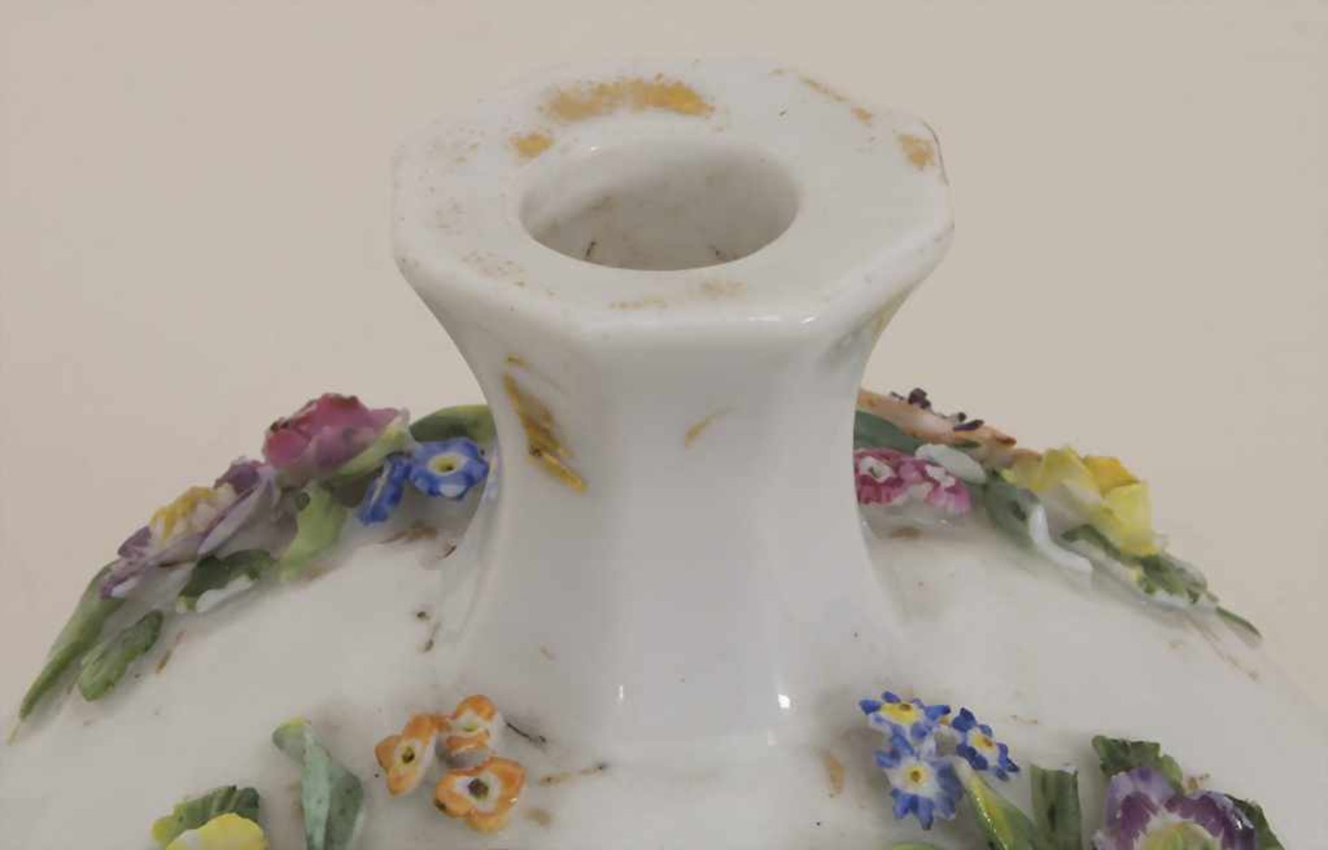 Porzellanflakon mit aufgelegten Blüten / A porcelain perfume bottle with encrusted flowers, Meissen, - Bild 7 aus 8