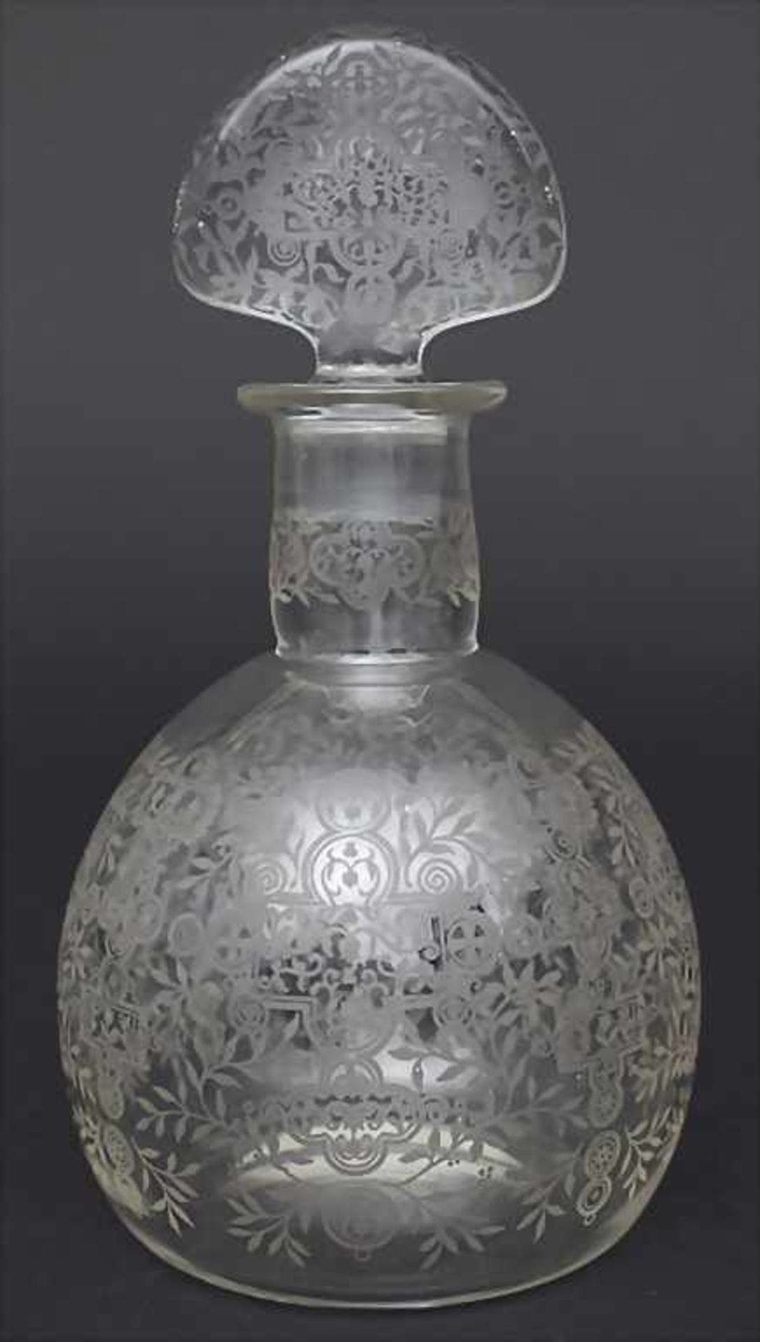 Glas-Karaffe mit vegetabilem Rankendekor / A glass decanter with vegetal tendrils, 1930er