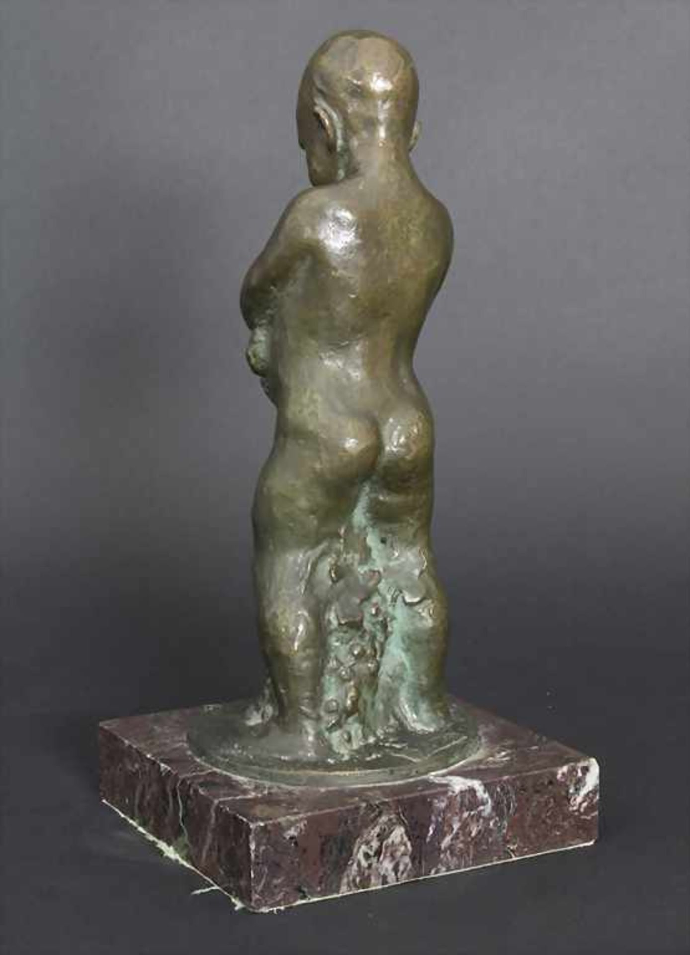 Bronzefigur 'Putto mit Trauben' / A bronze figure 'Putto with grapes' - Bild 2 aus 4