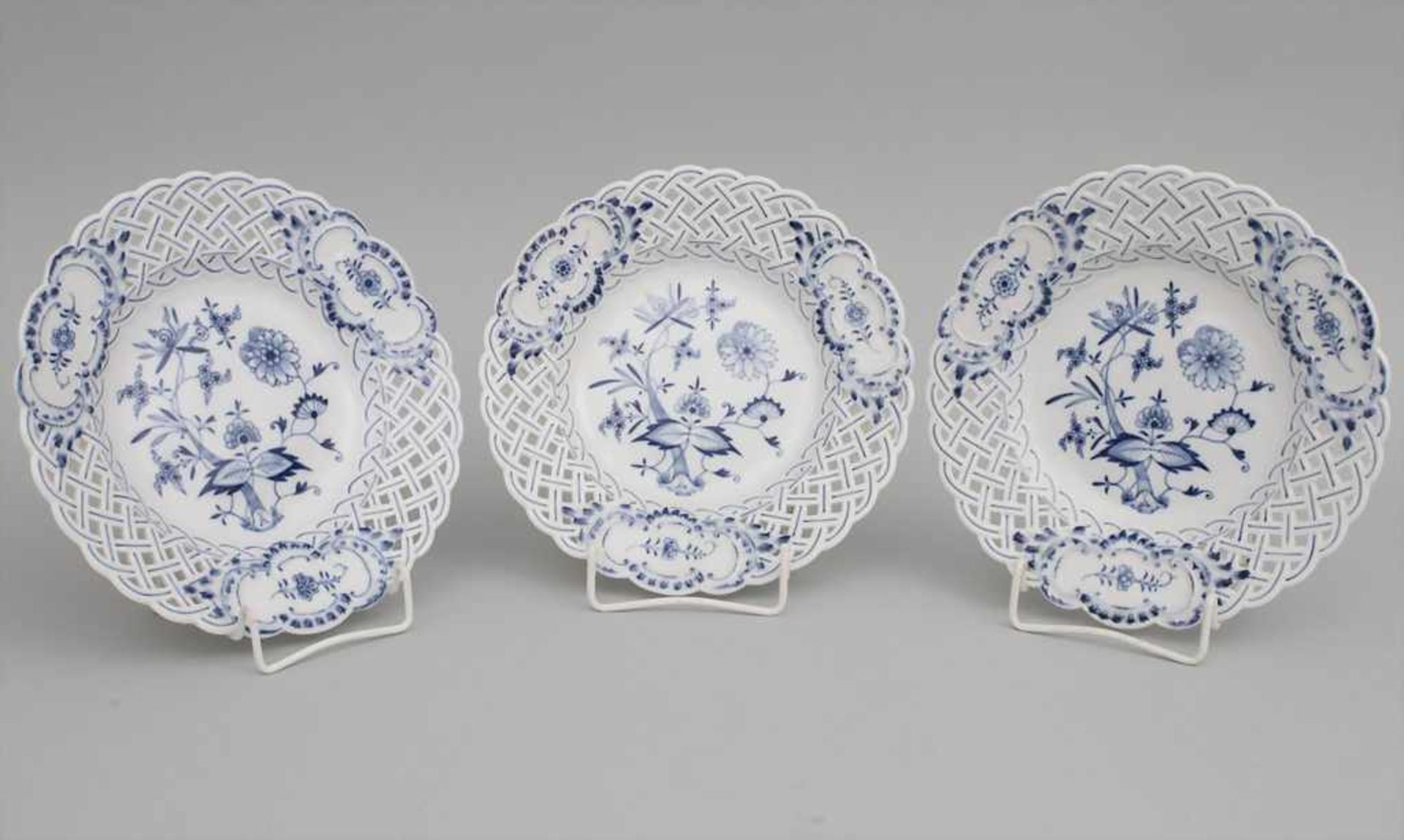 3 Durchbruchteller mit Zwiebelmuster / 3 reticulated plates with blue 'Onion Pattern', Meissen,
