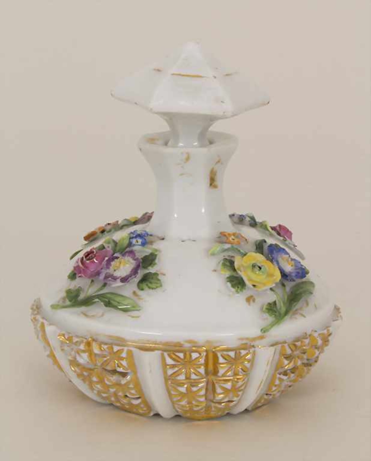 Porzellanflakon mit aufgelegten Blüten / A porcelain perfume bottle with encrusted flowers, Meissen, - Image 4 of 8