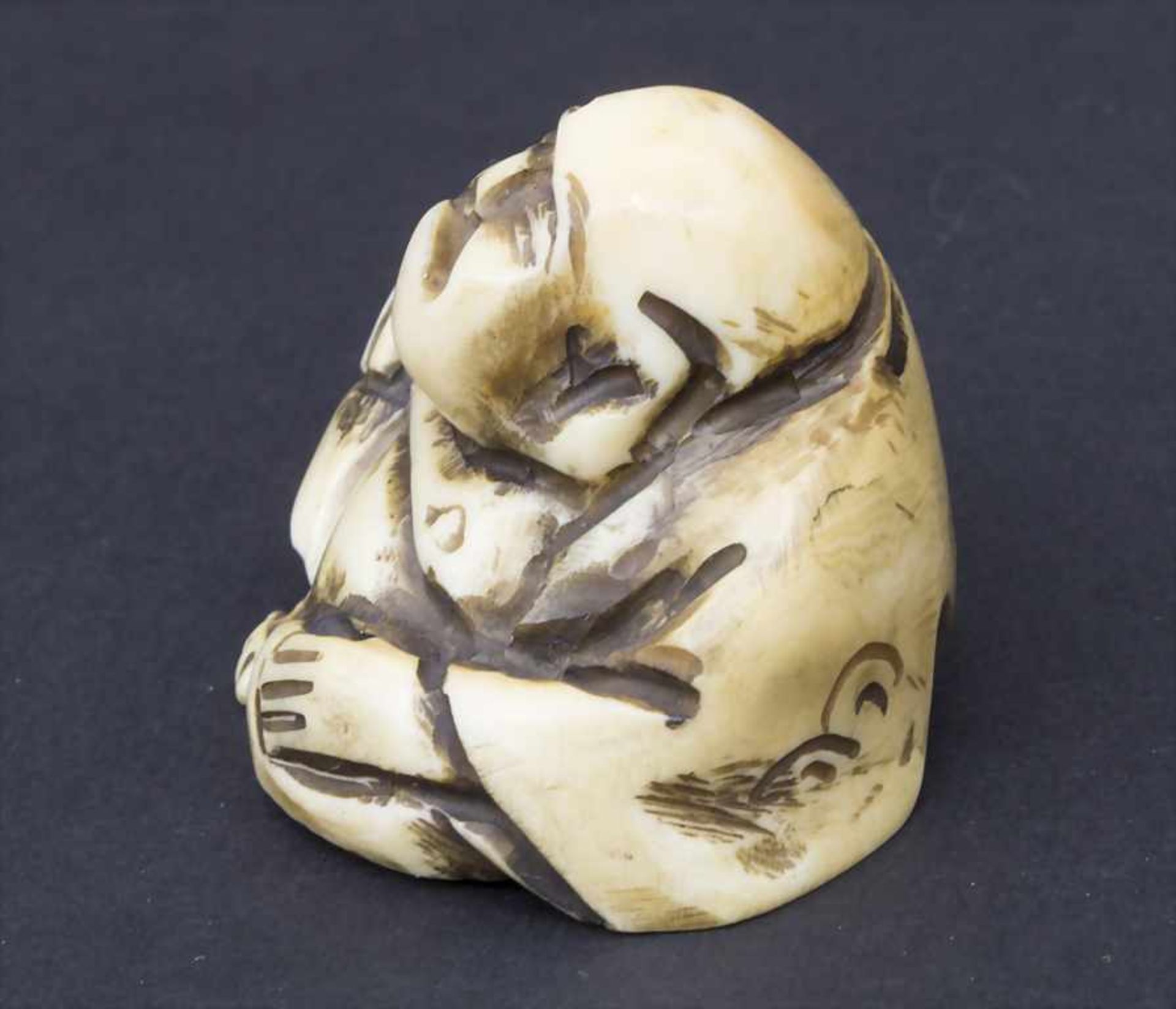 Netsuke Glücksbuddha 'Hotei' / A netsuke Happy Buddha 'Hotei', Japan, um 1900 - Image 2 of 5